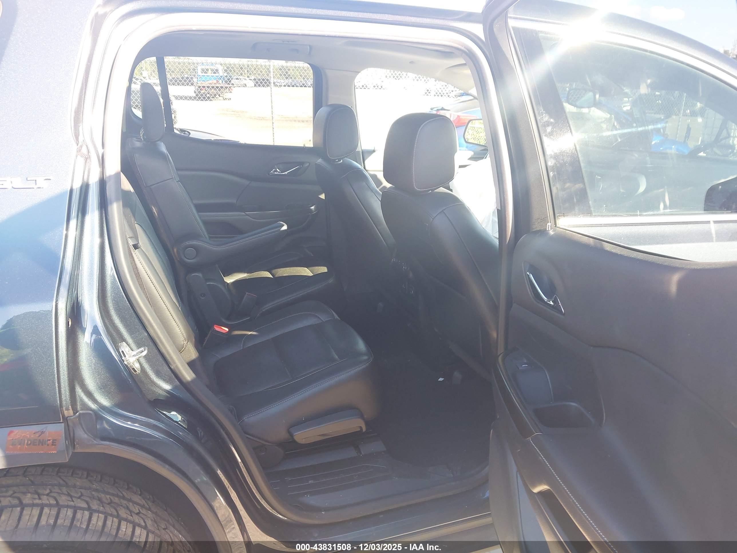 GMC ACADIA image 8