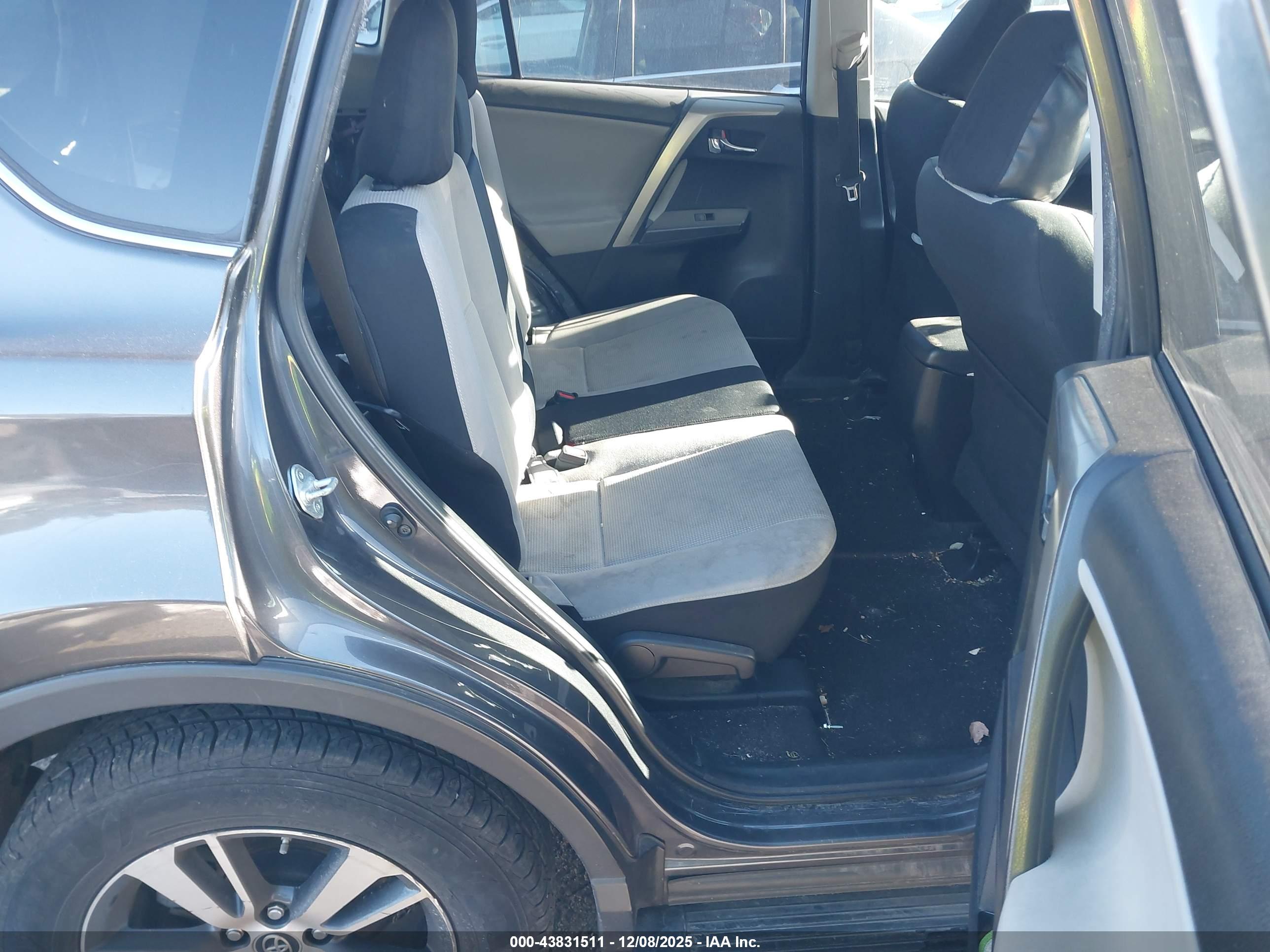 TOYOTA RAV4 image 8
