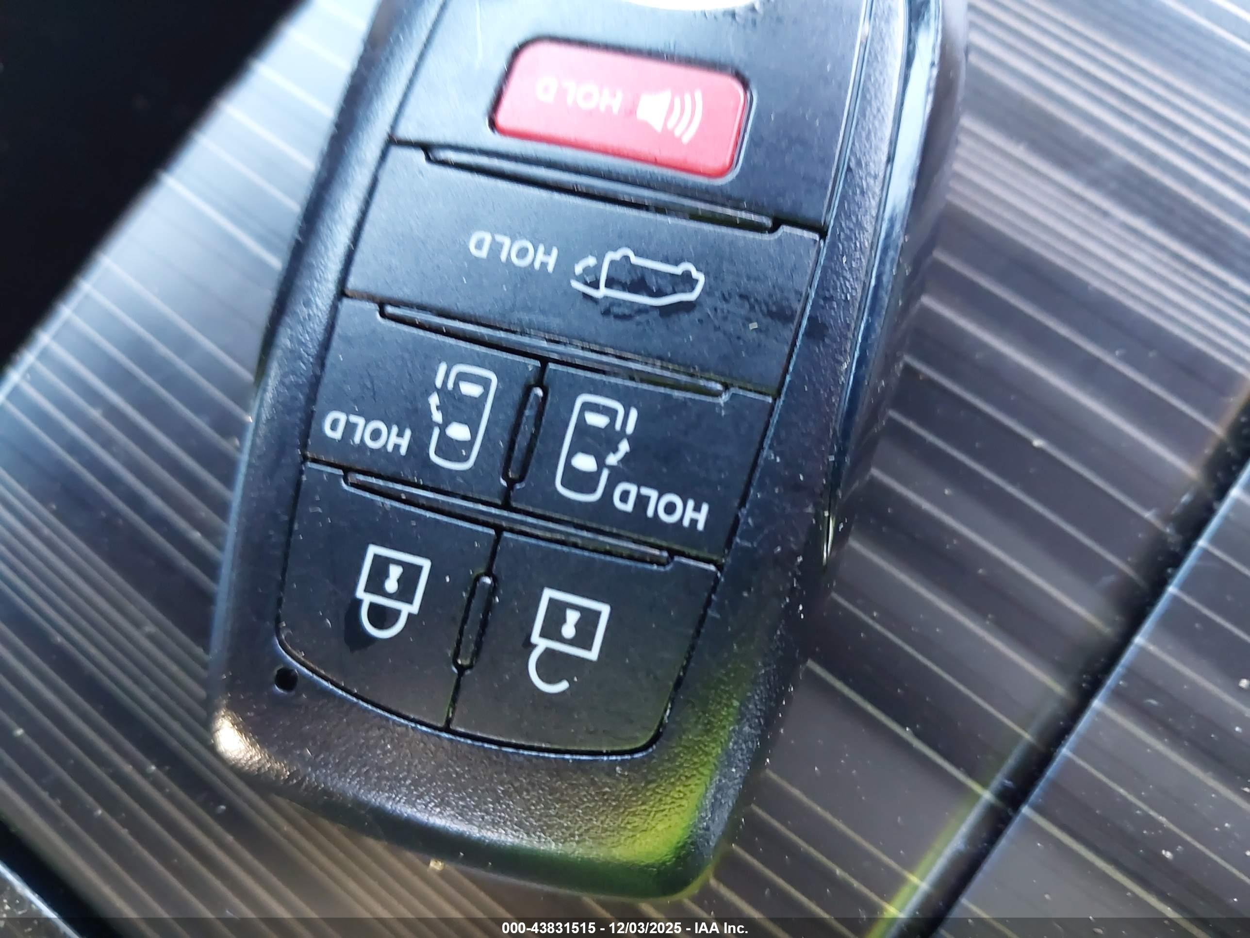 TOYOTA SIENNA image 11