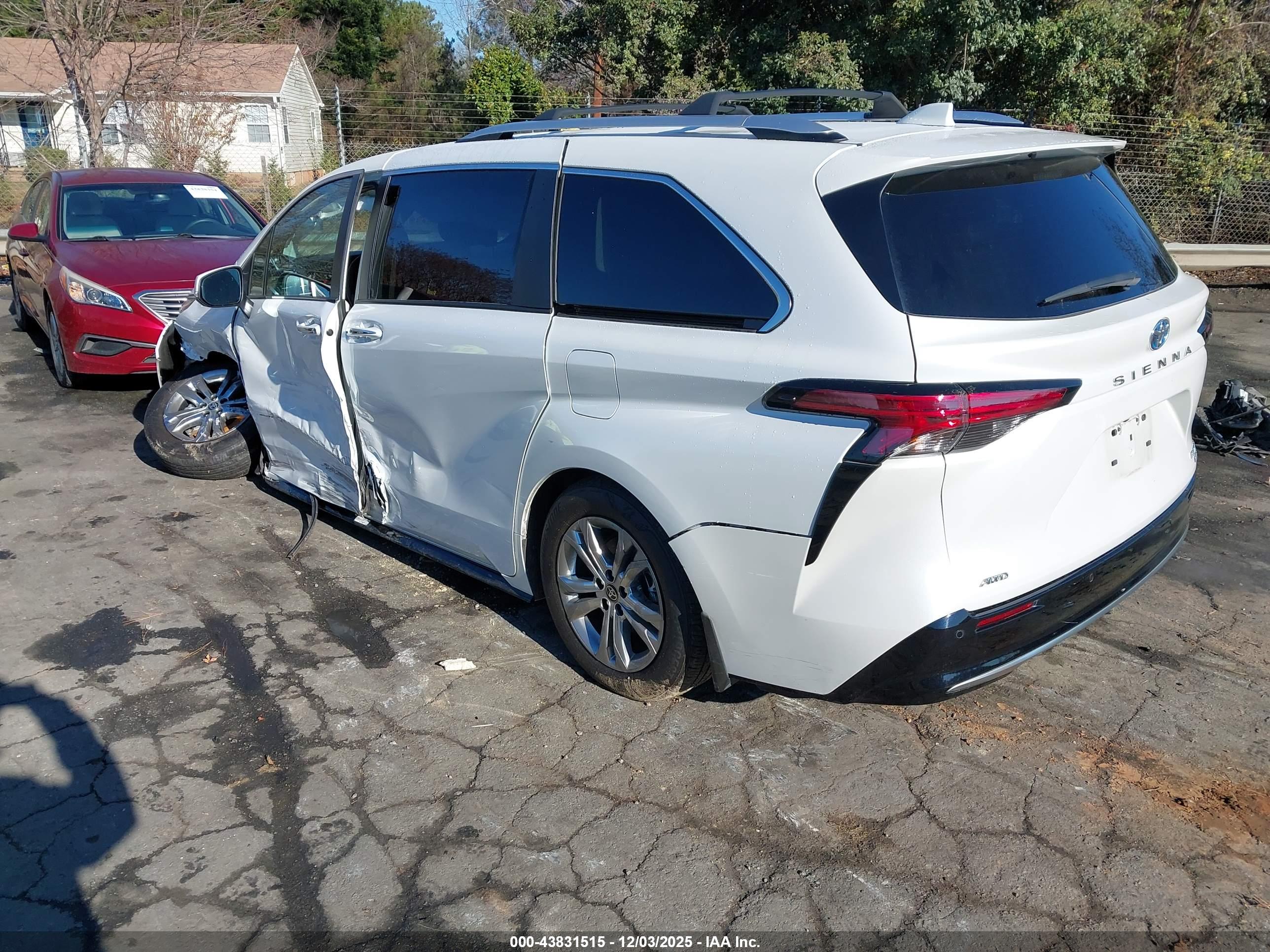 TOYOTA SIENNA image 3
