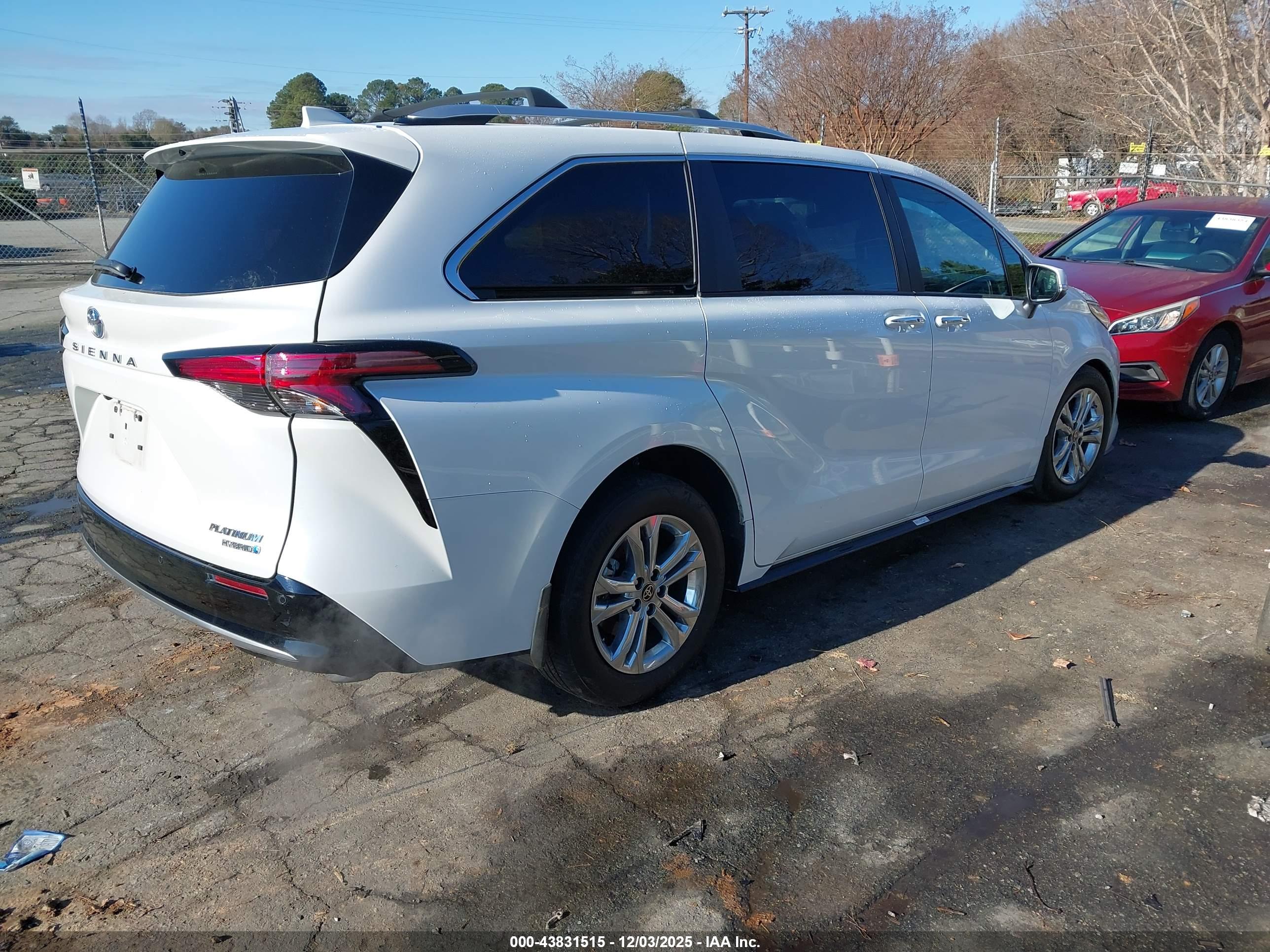 TOYOTA SIENNA image 4