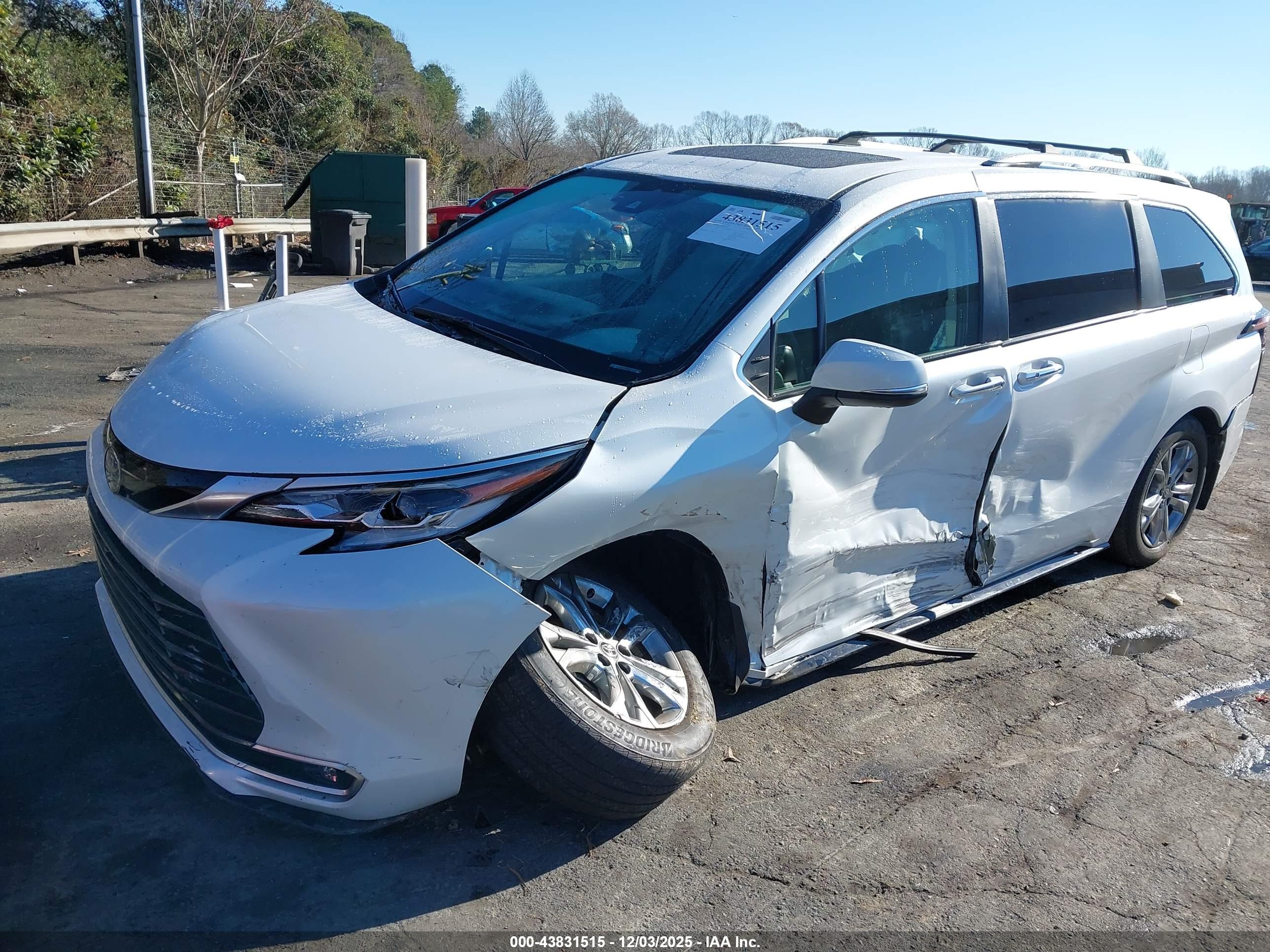 TOYOTA SIENNA image 6