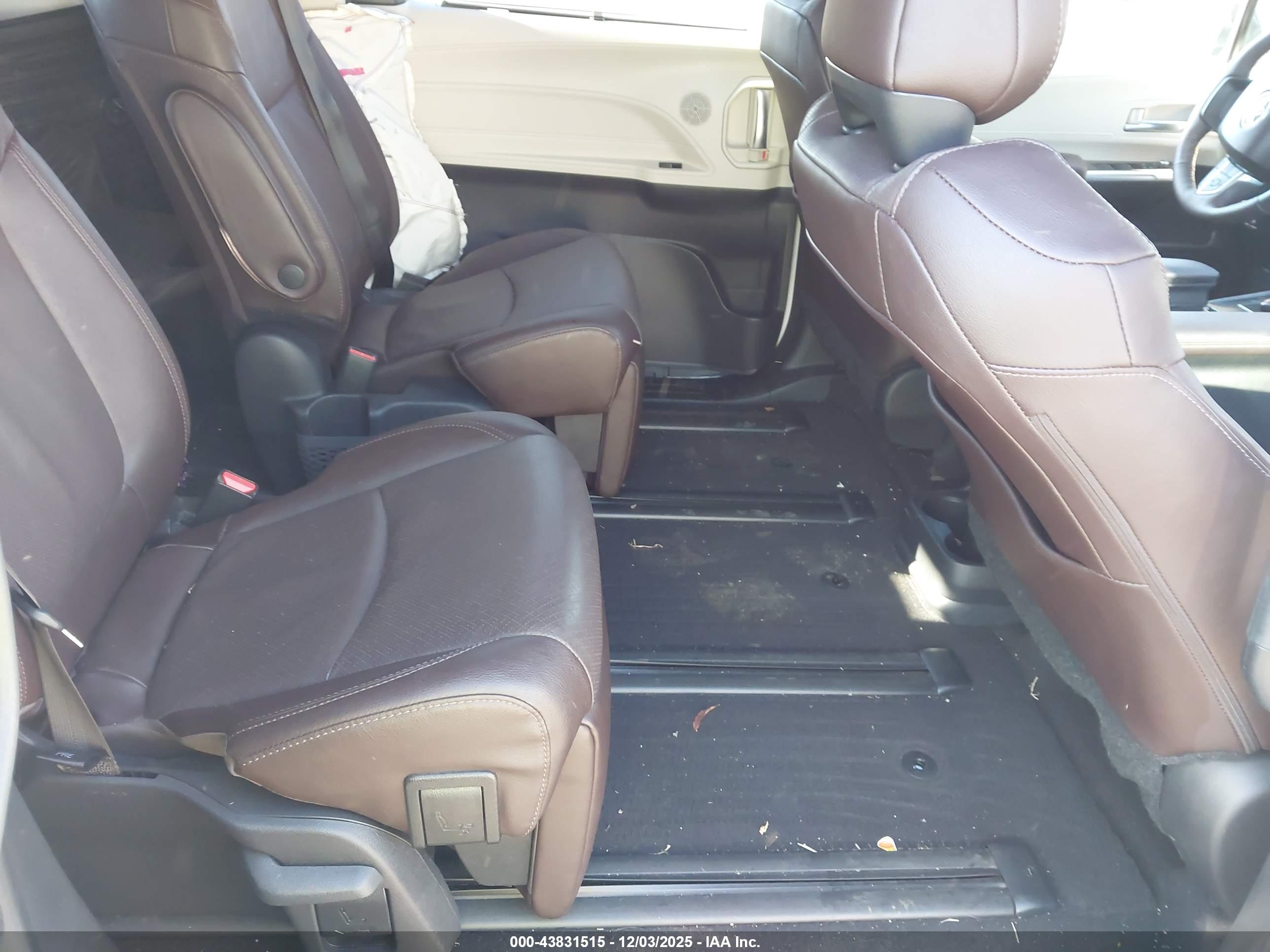 TOYOTA SIENNA image 8