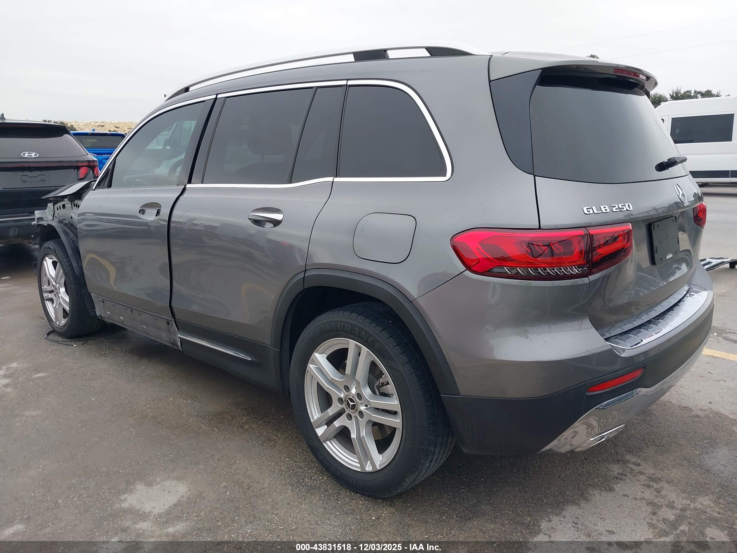 MERCEDES-BENZ GLB image 3