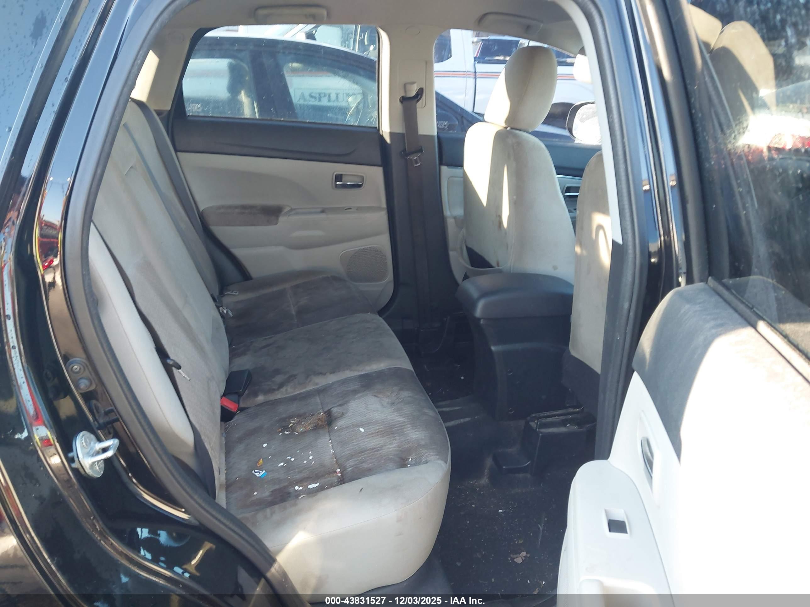 MITSUBISHI OUTLANDER image 8