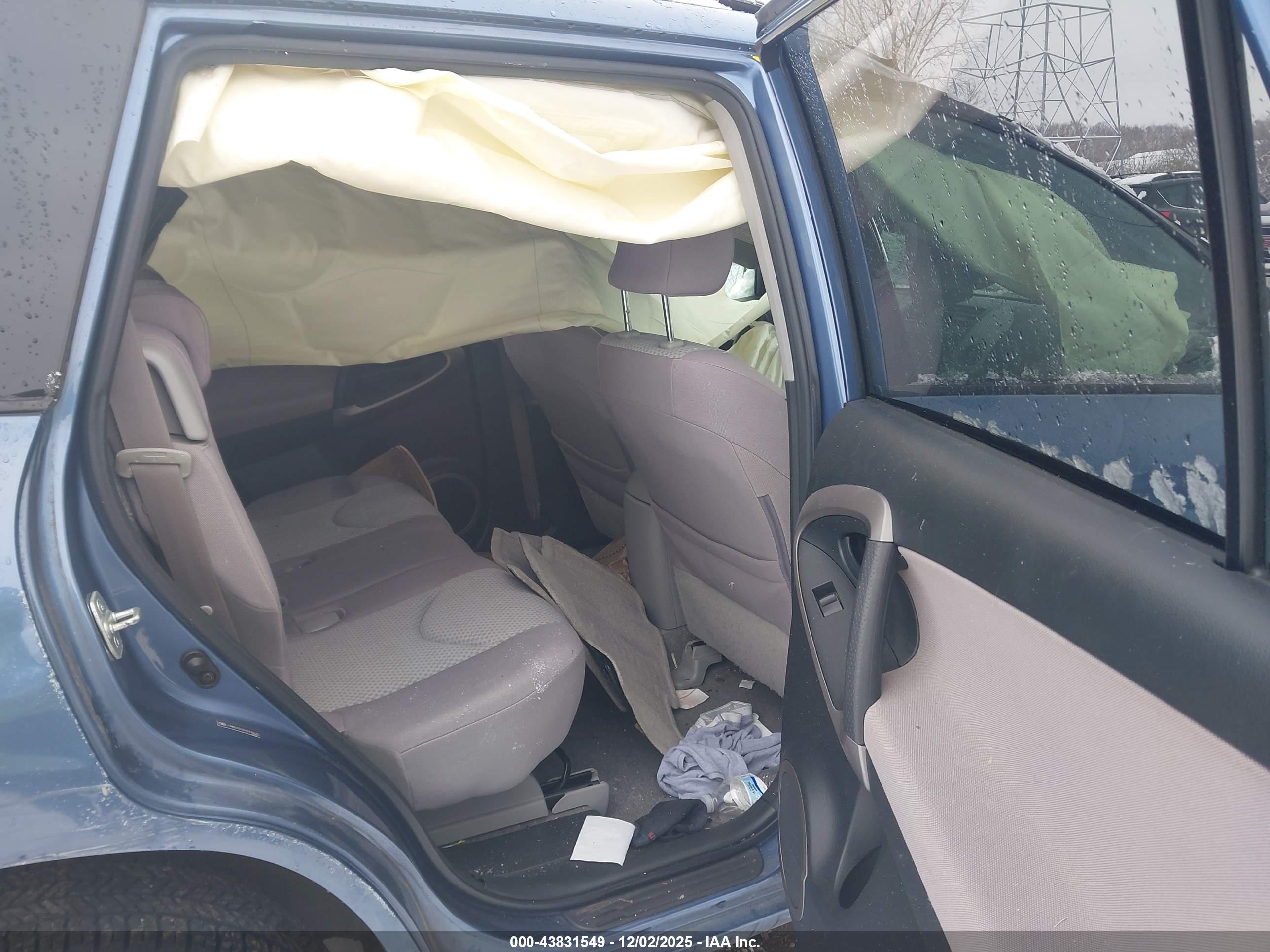 TOYOTA RAV4 image 8