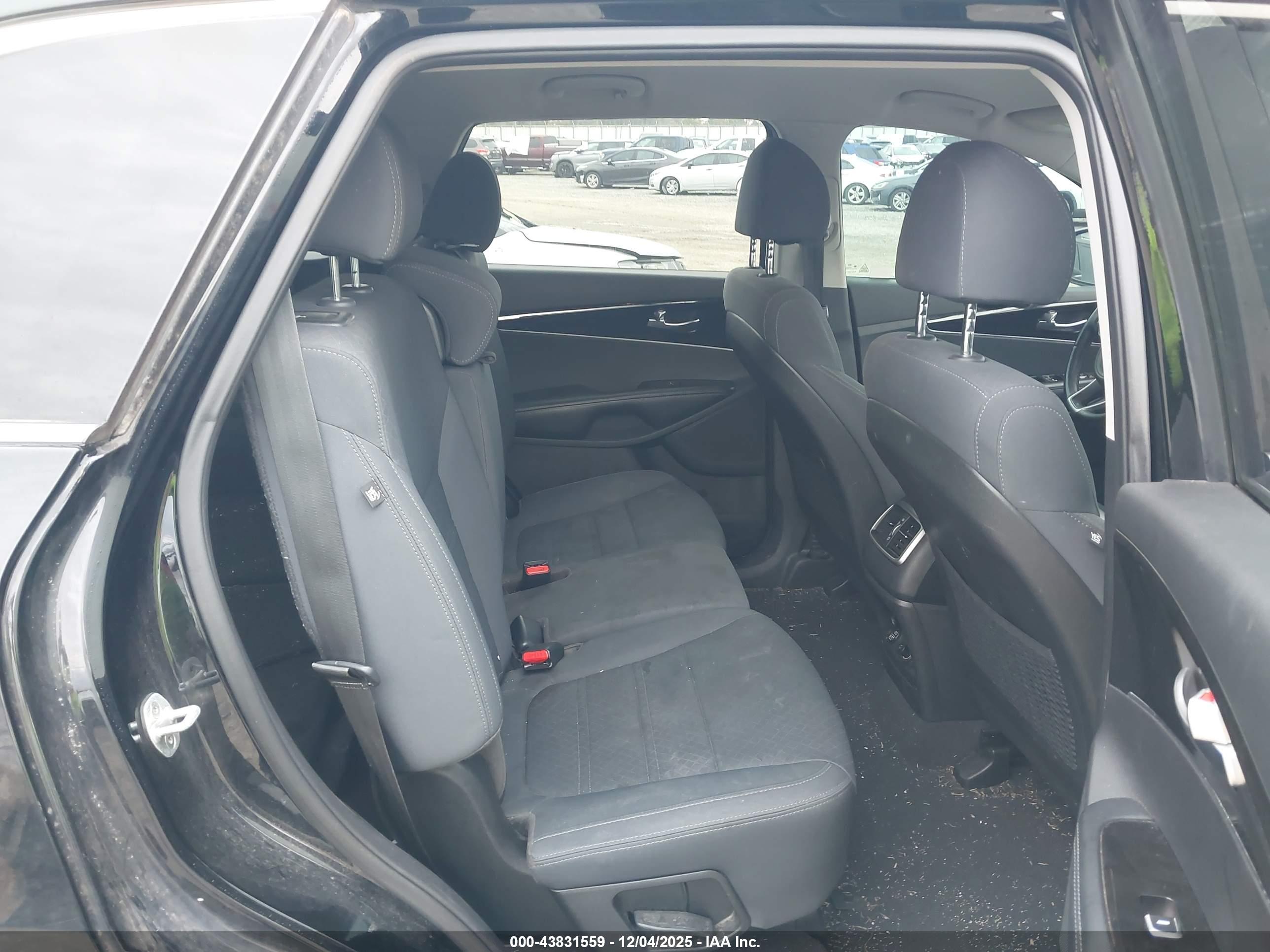 KIA SORENTO image 8