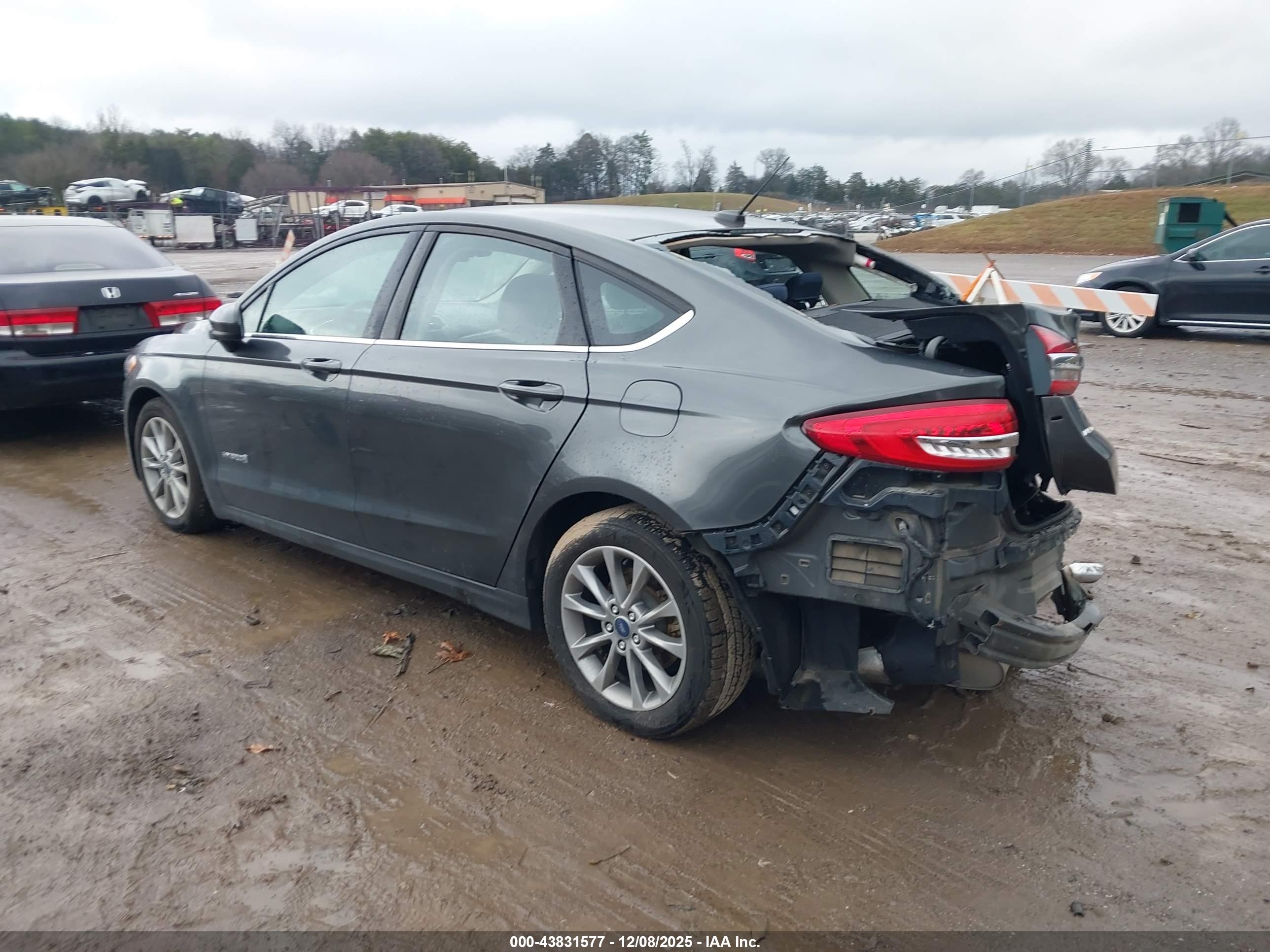 FORD FUSION image 3
