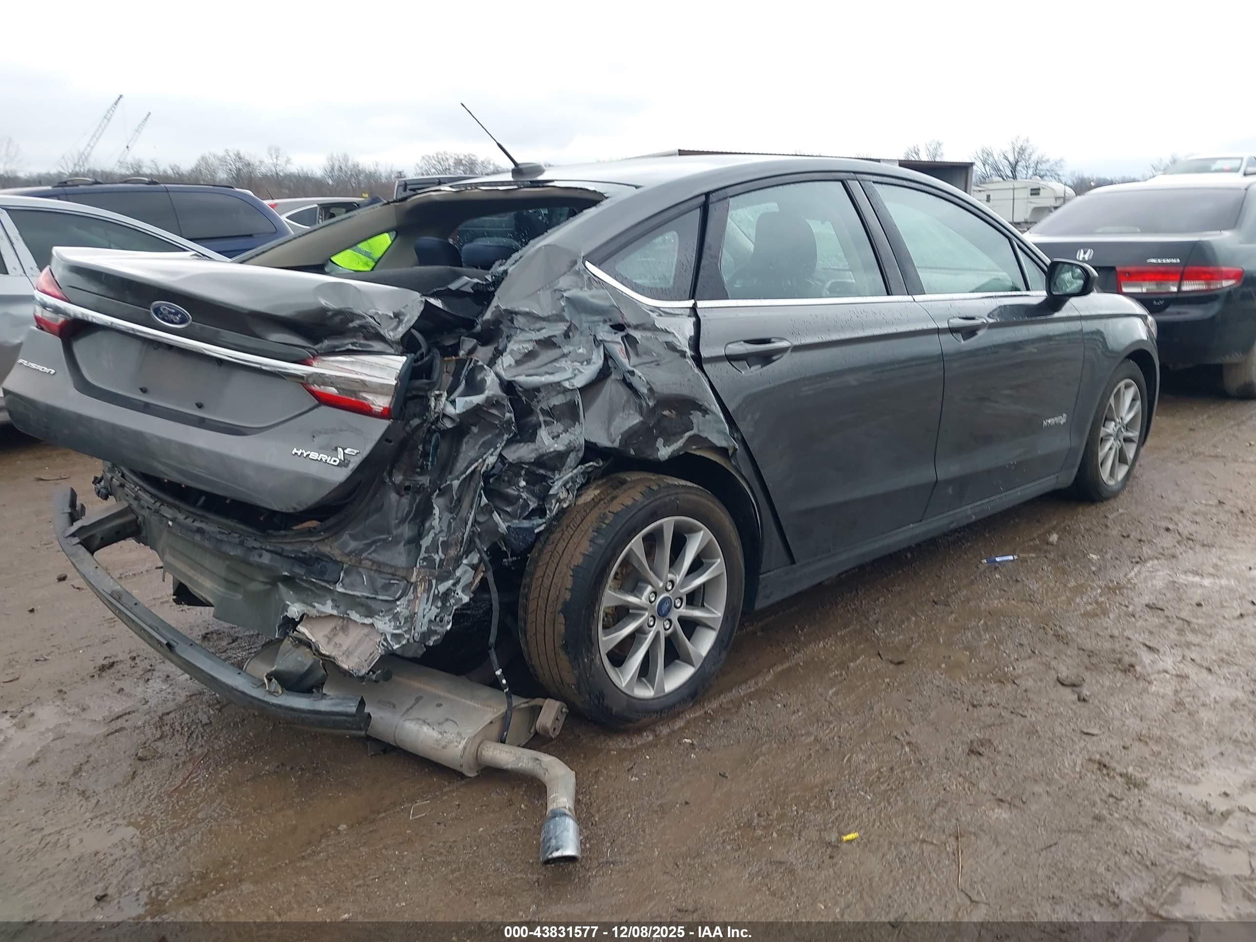 FORD FUSION image 4