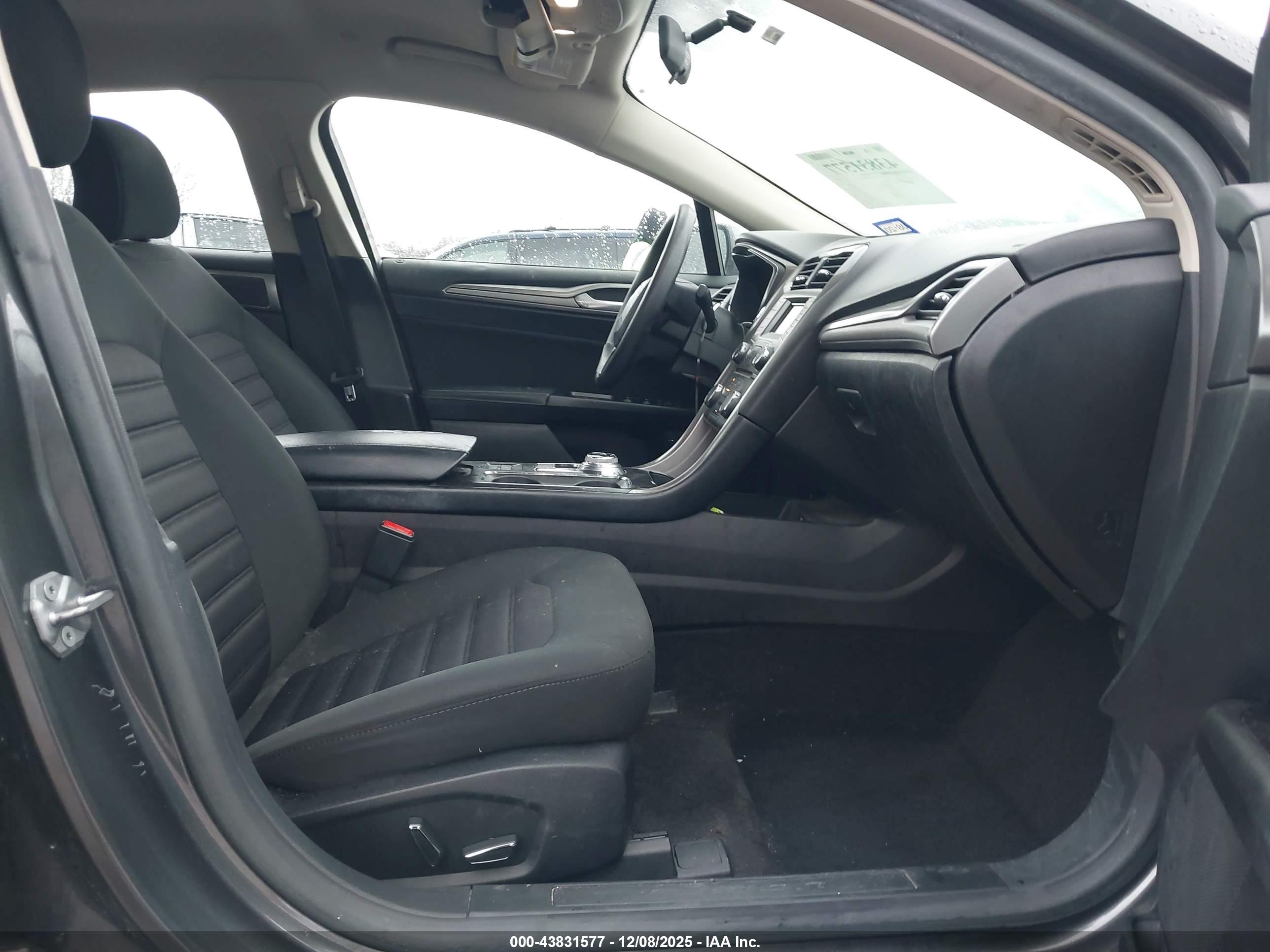 FORD FUSION image 5