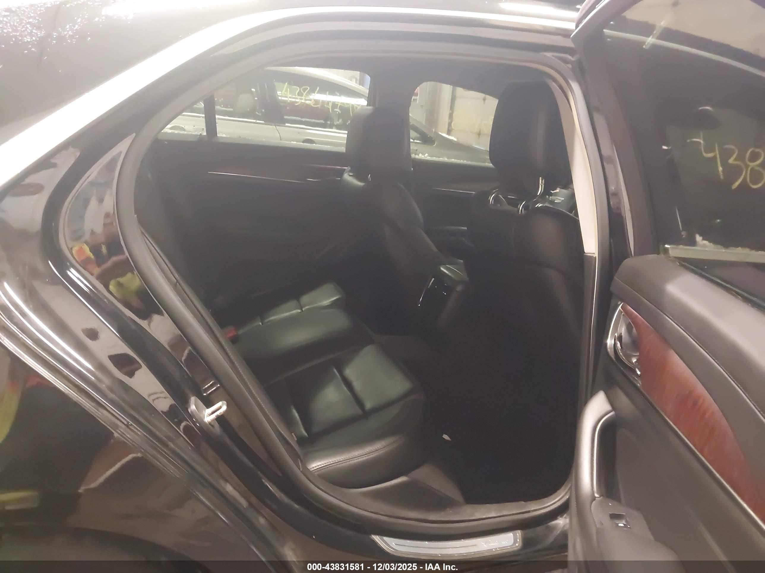 CADILLAC CTS image 8