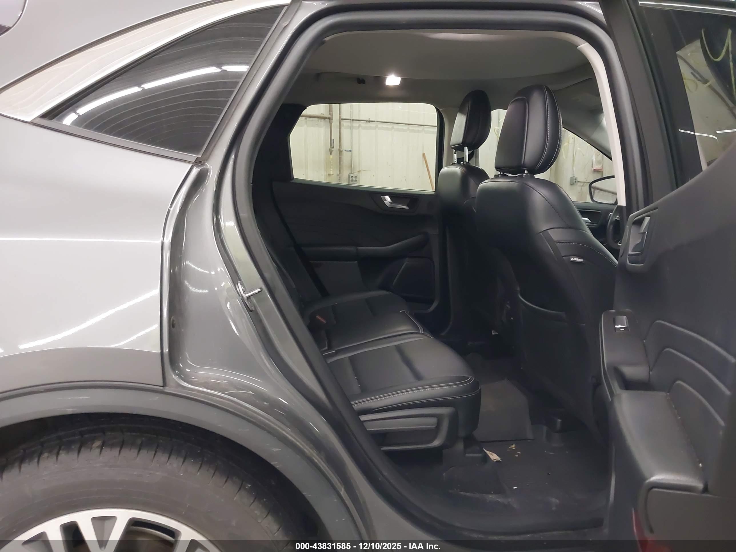 FORD ESCAPE image 8
