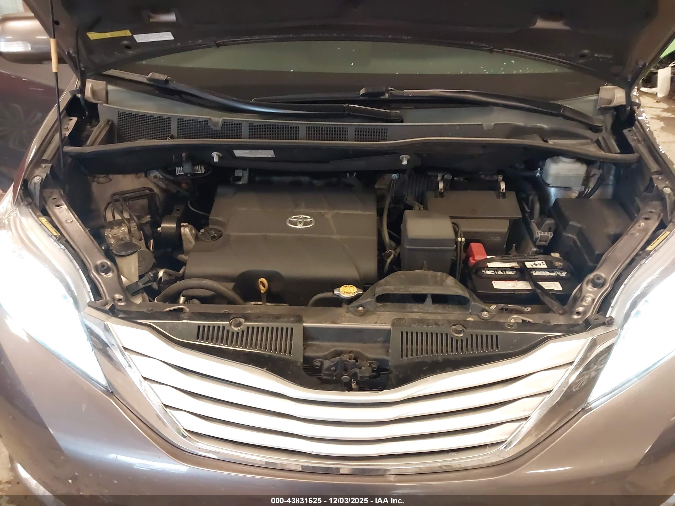 TOYOTA SIENNA image 10