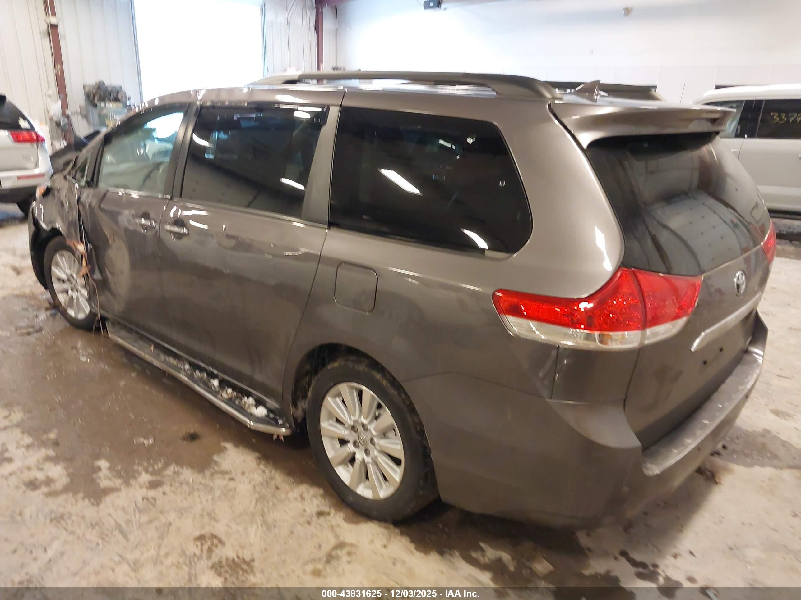 TOYOTA SIENNA image 3