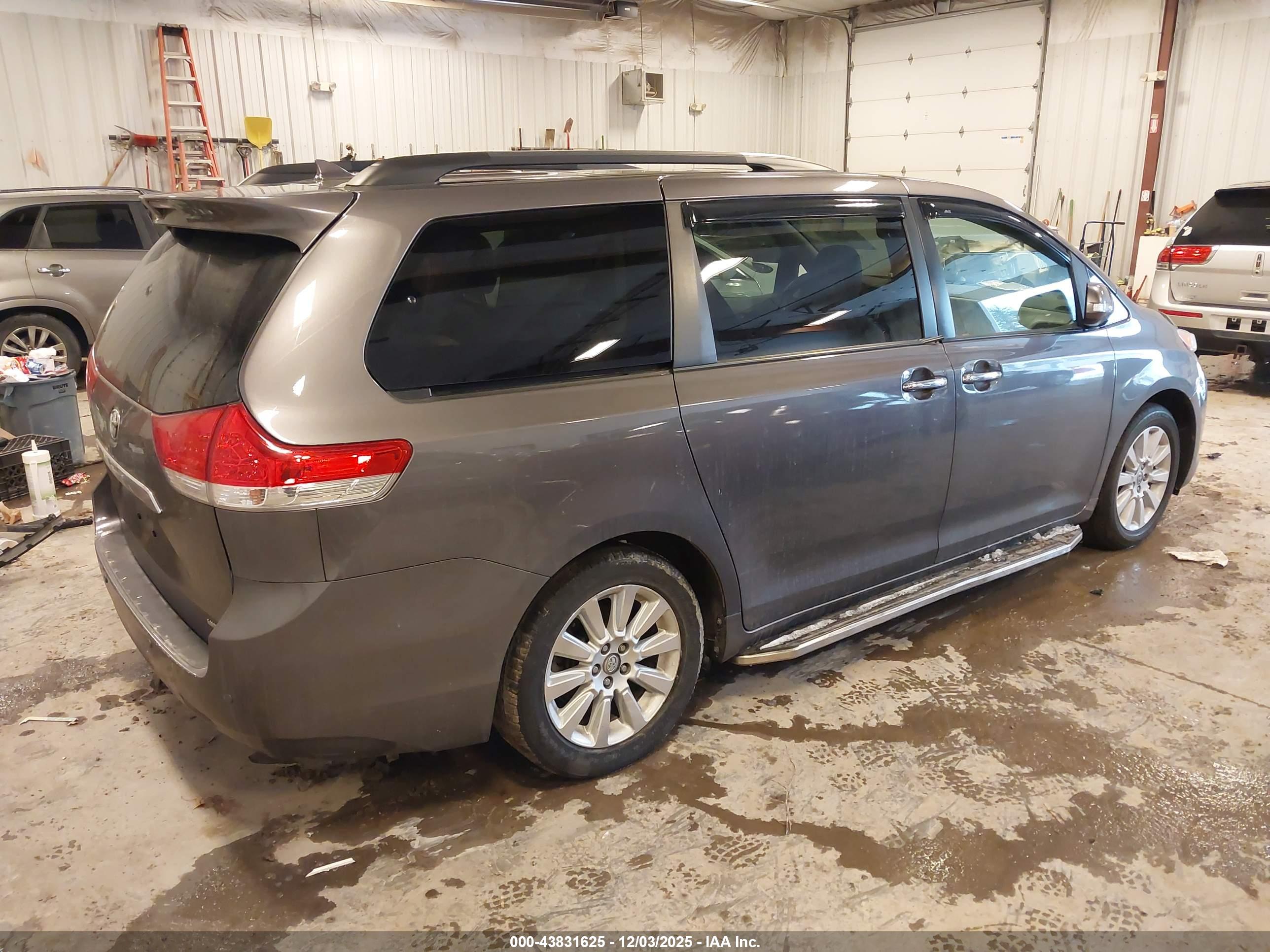 TOYOTA SIENNA image 4