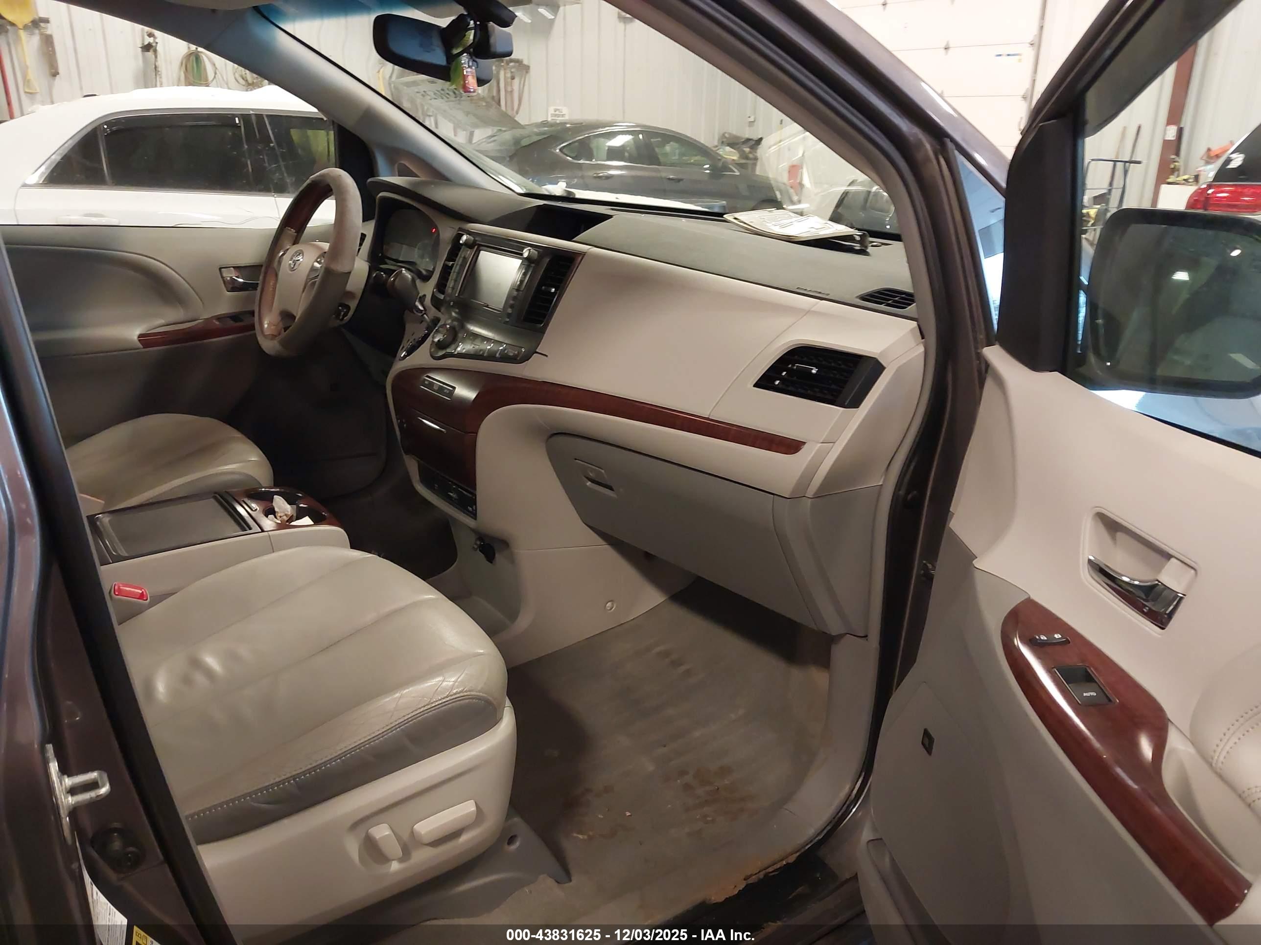 TOYOTA SIENNA image 5