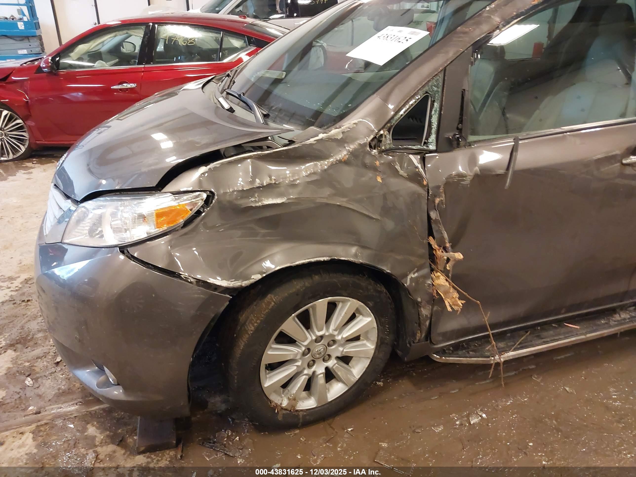 TOYOTA SIENNA image 6