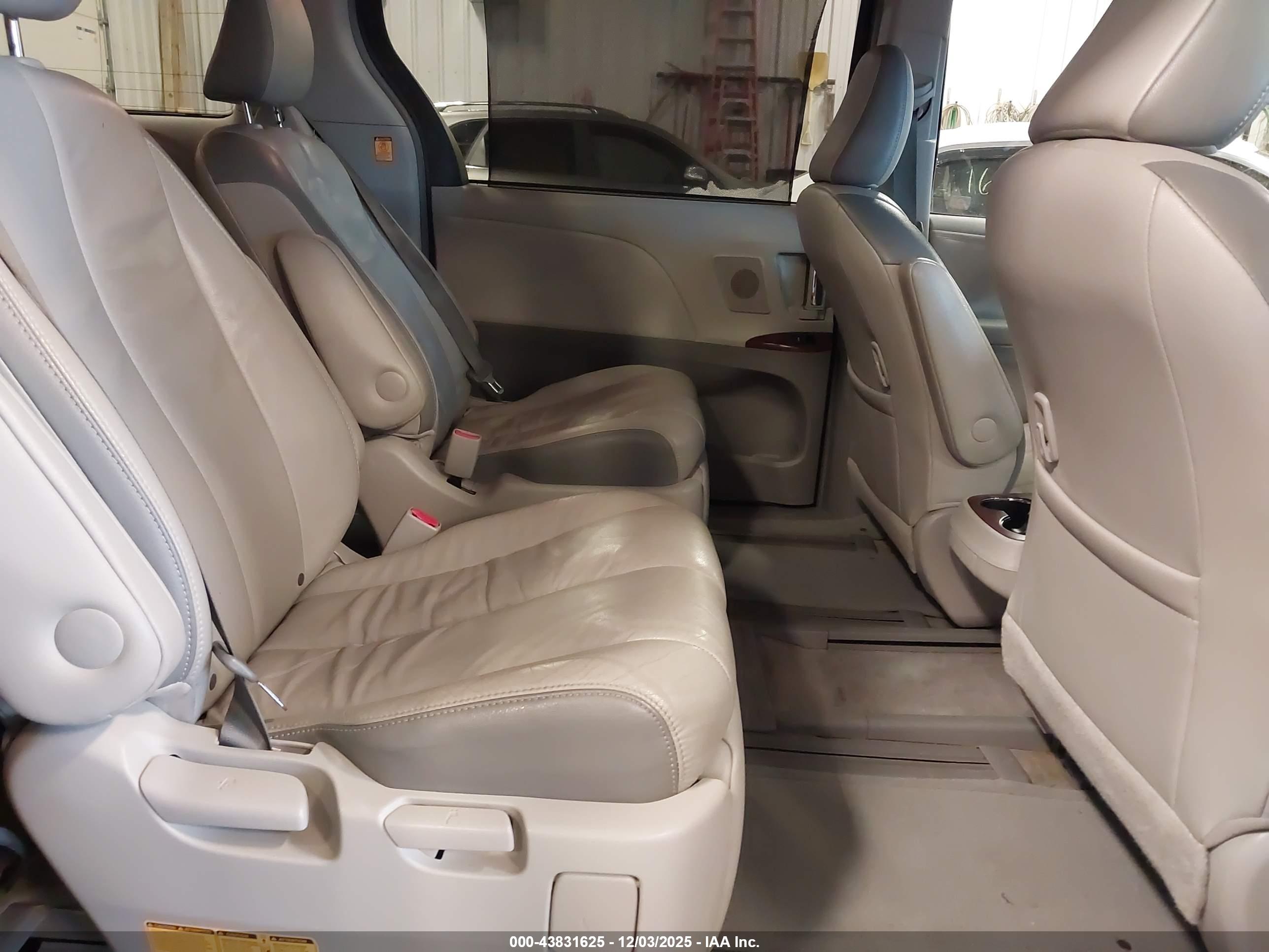 TOYOTA SIENNA image 8