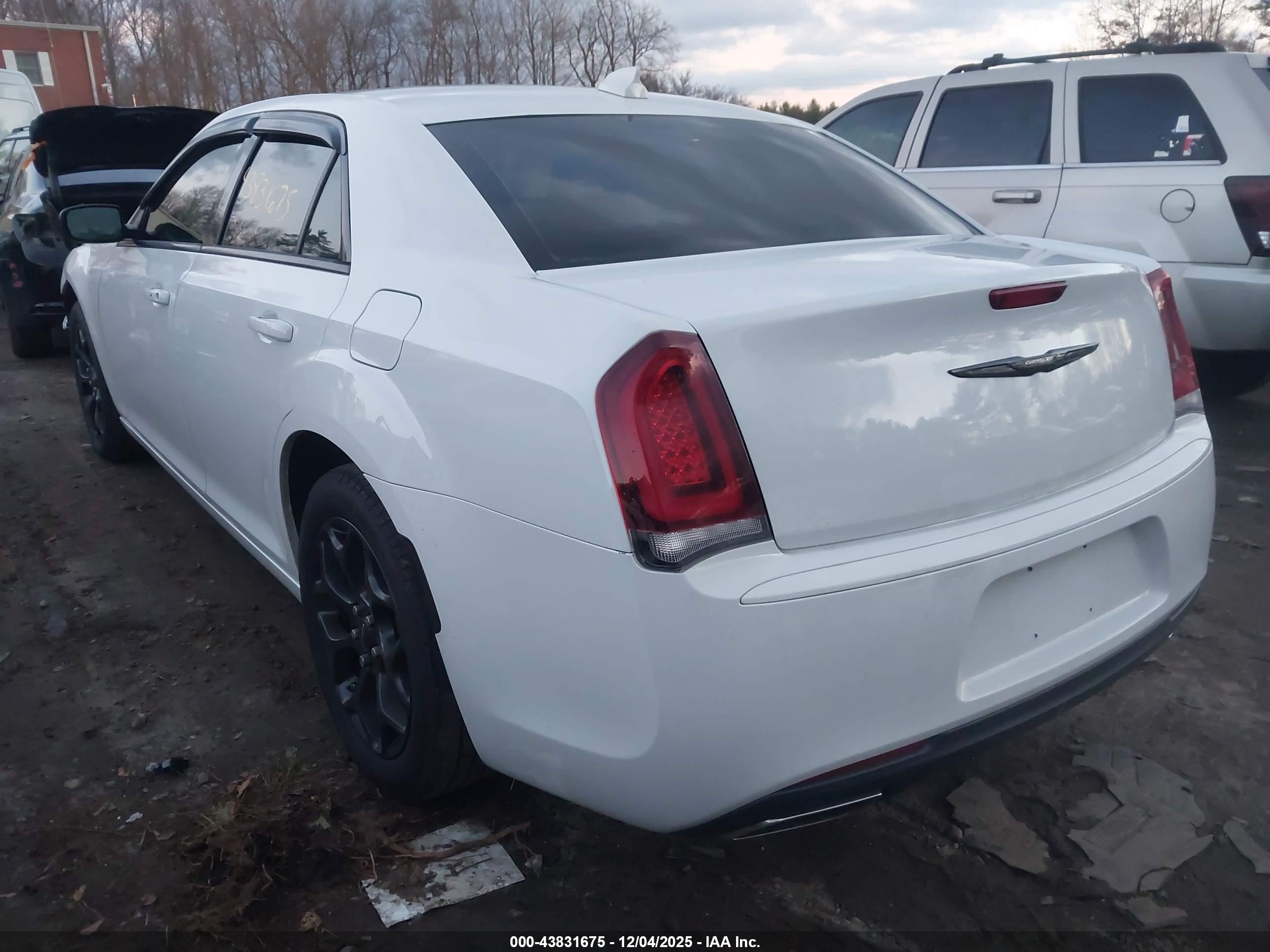 CHRYSLER 300 image 3