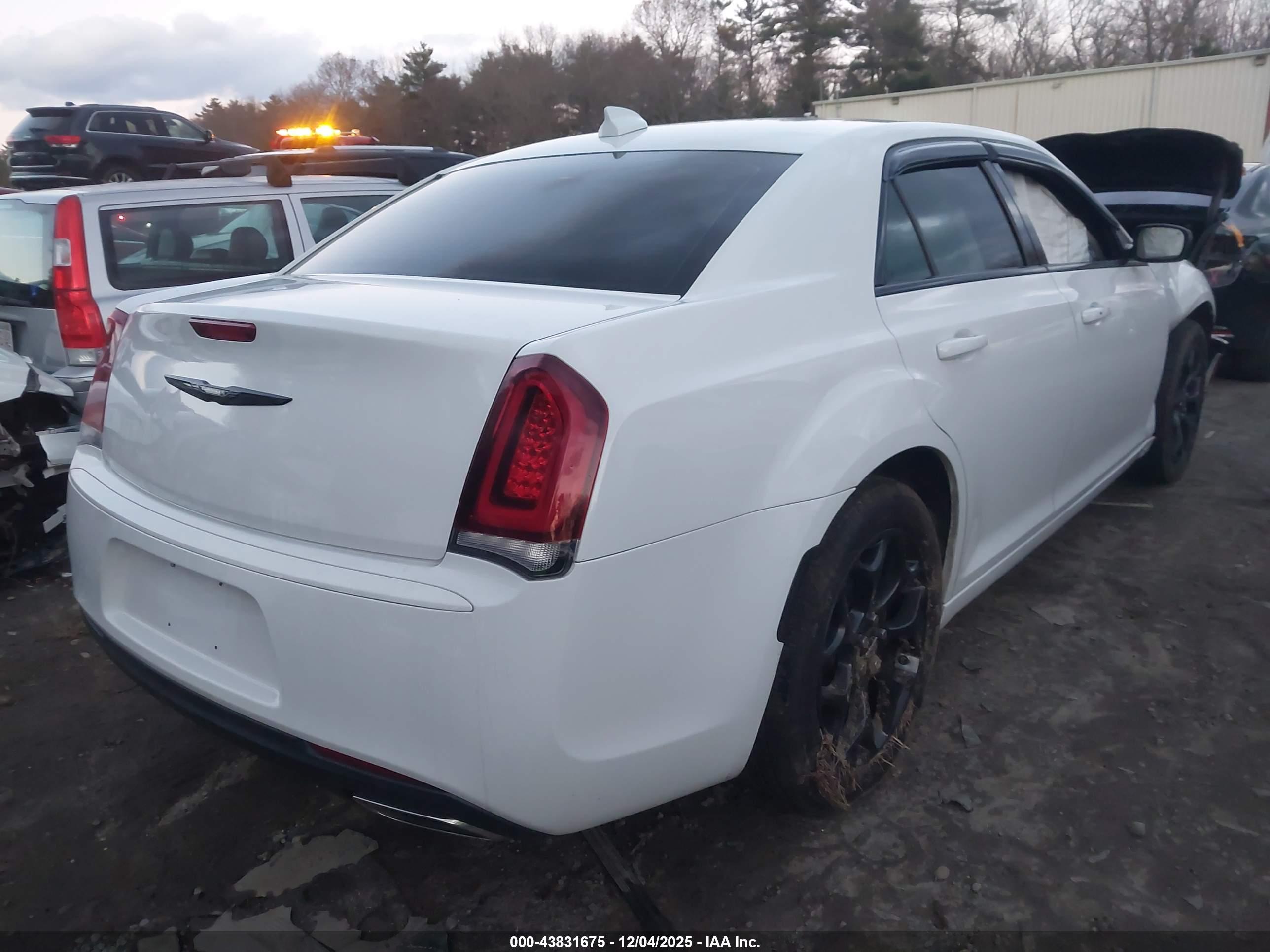 CHRYSLER 300 image 4