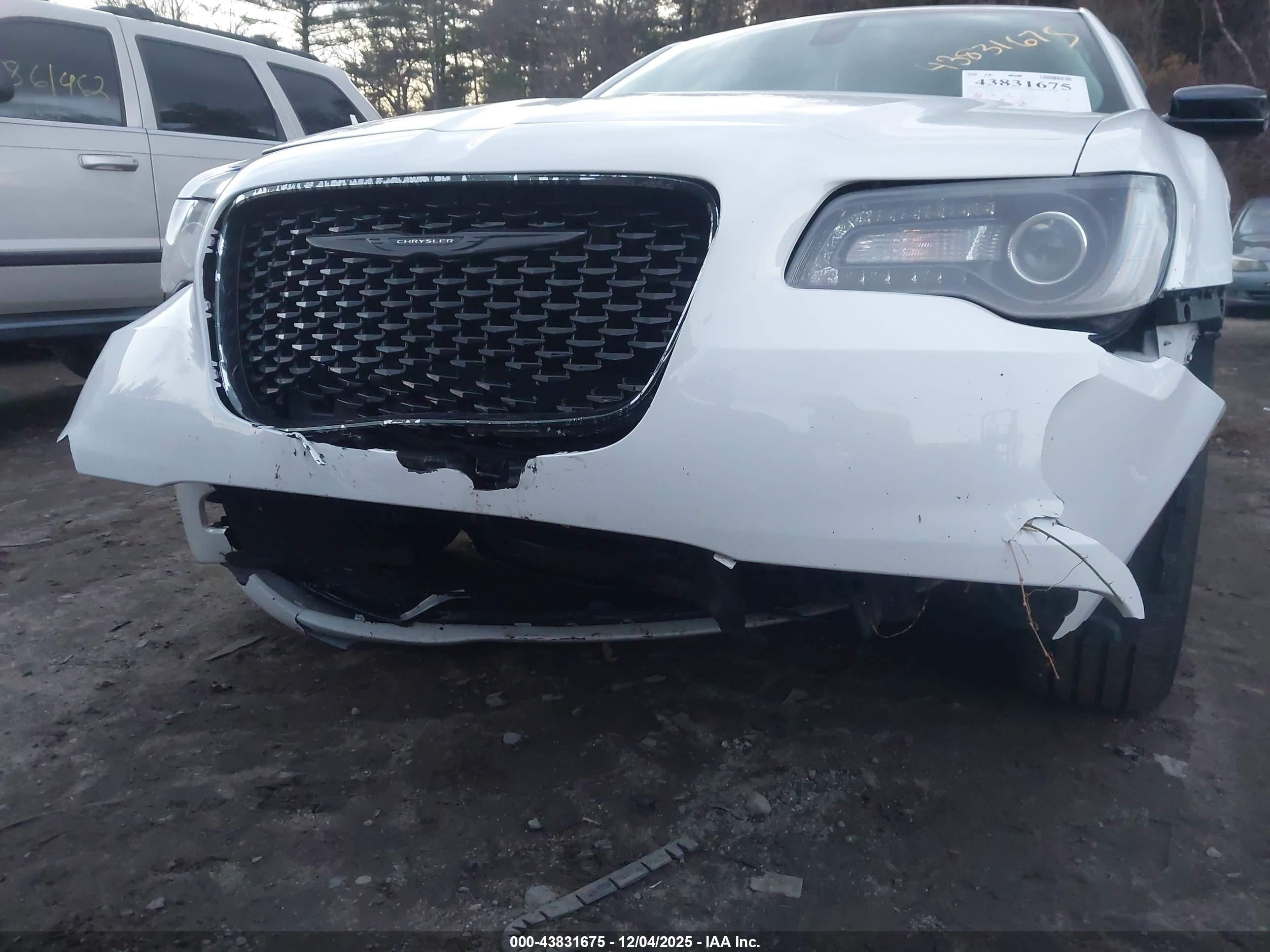 CHRYSLER 300 image 6