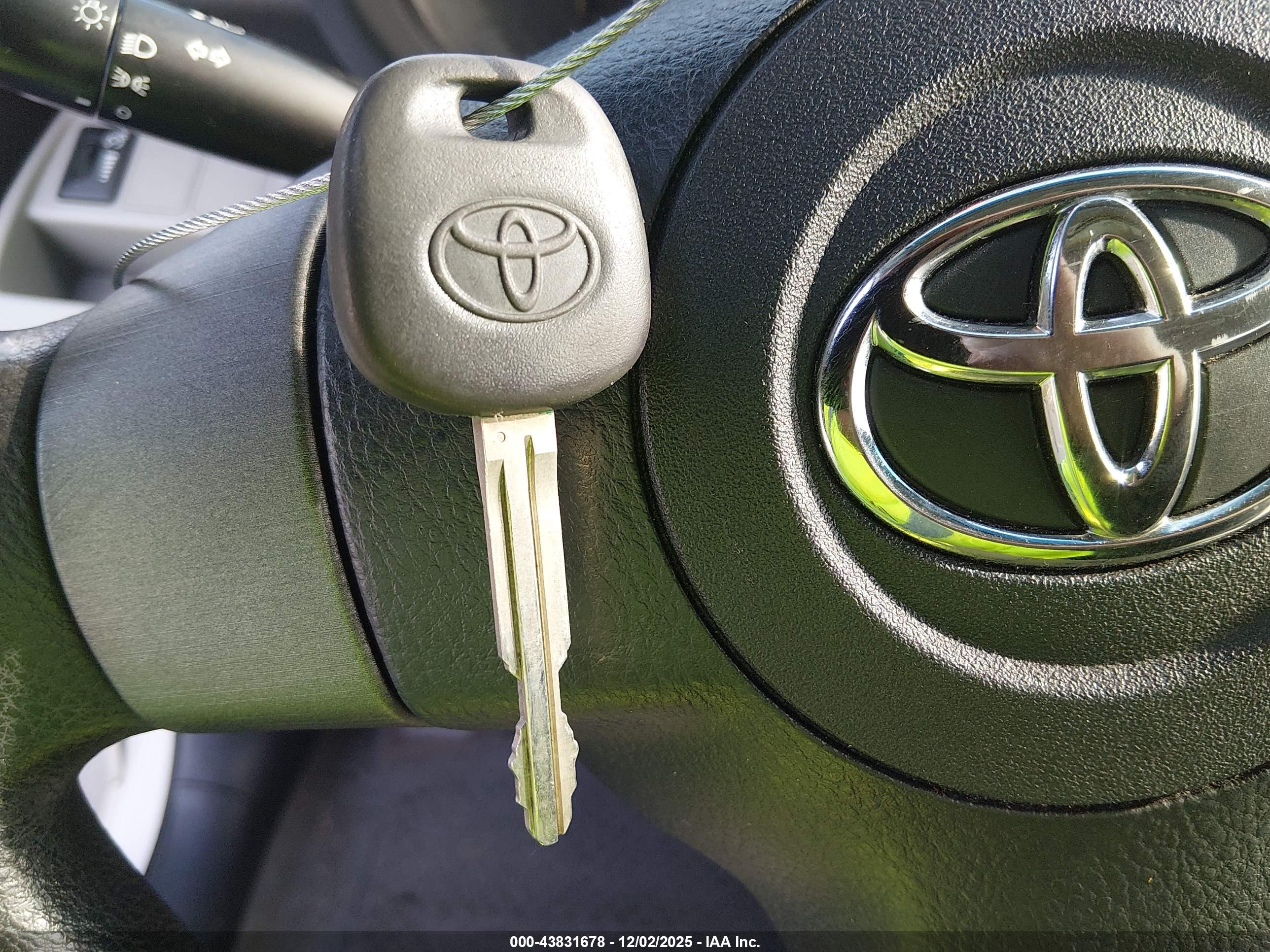 TOYOTA RAV4 image 11