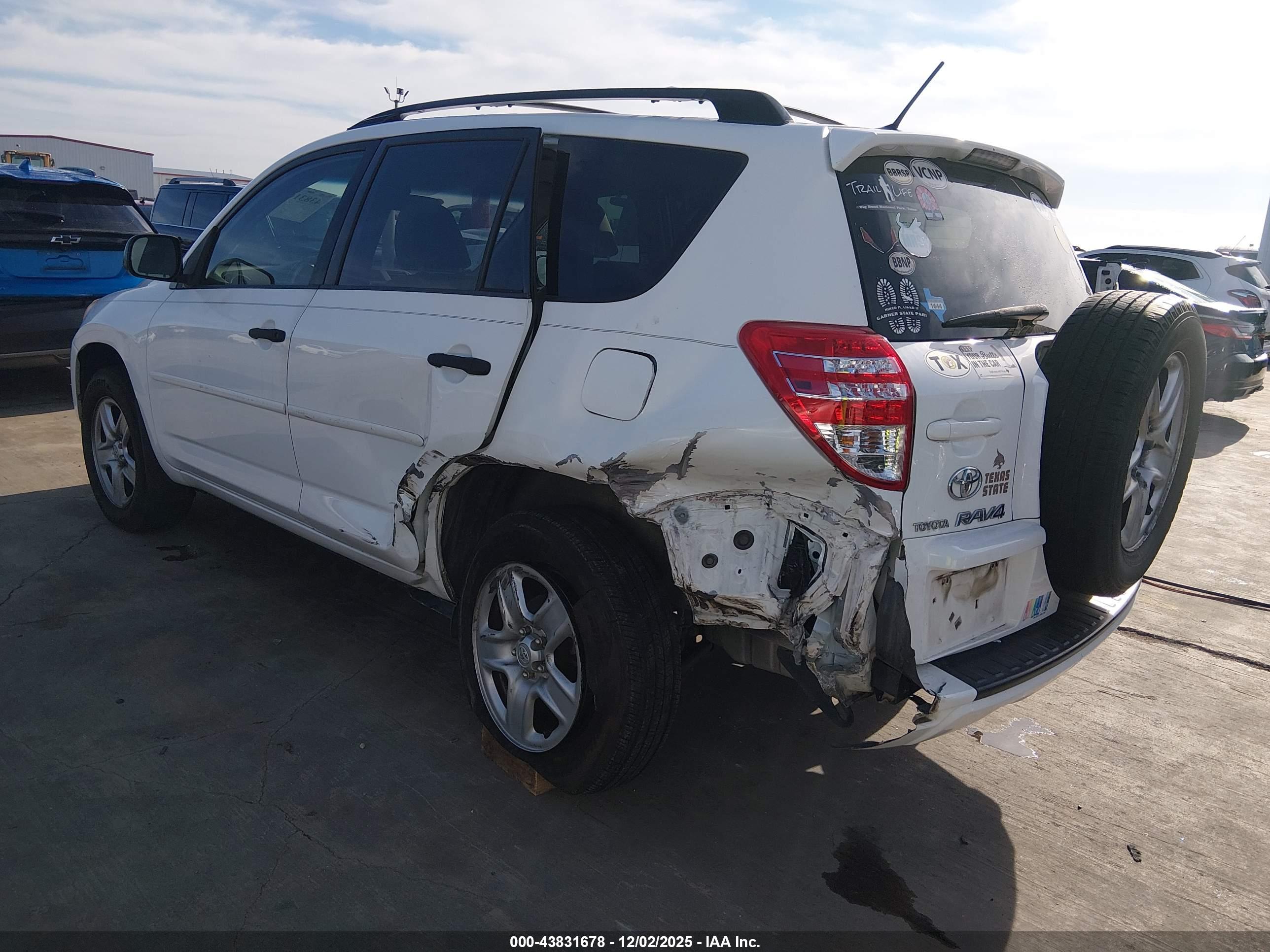 TOYOTA RAV4 image 3