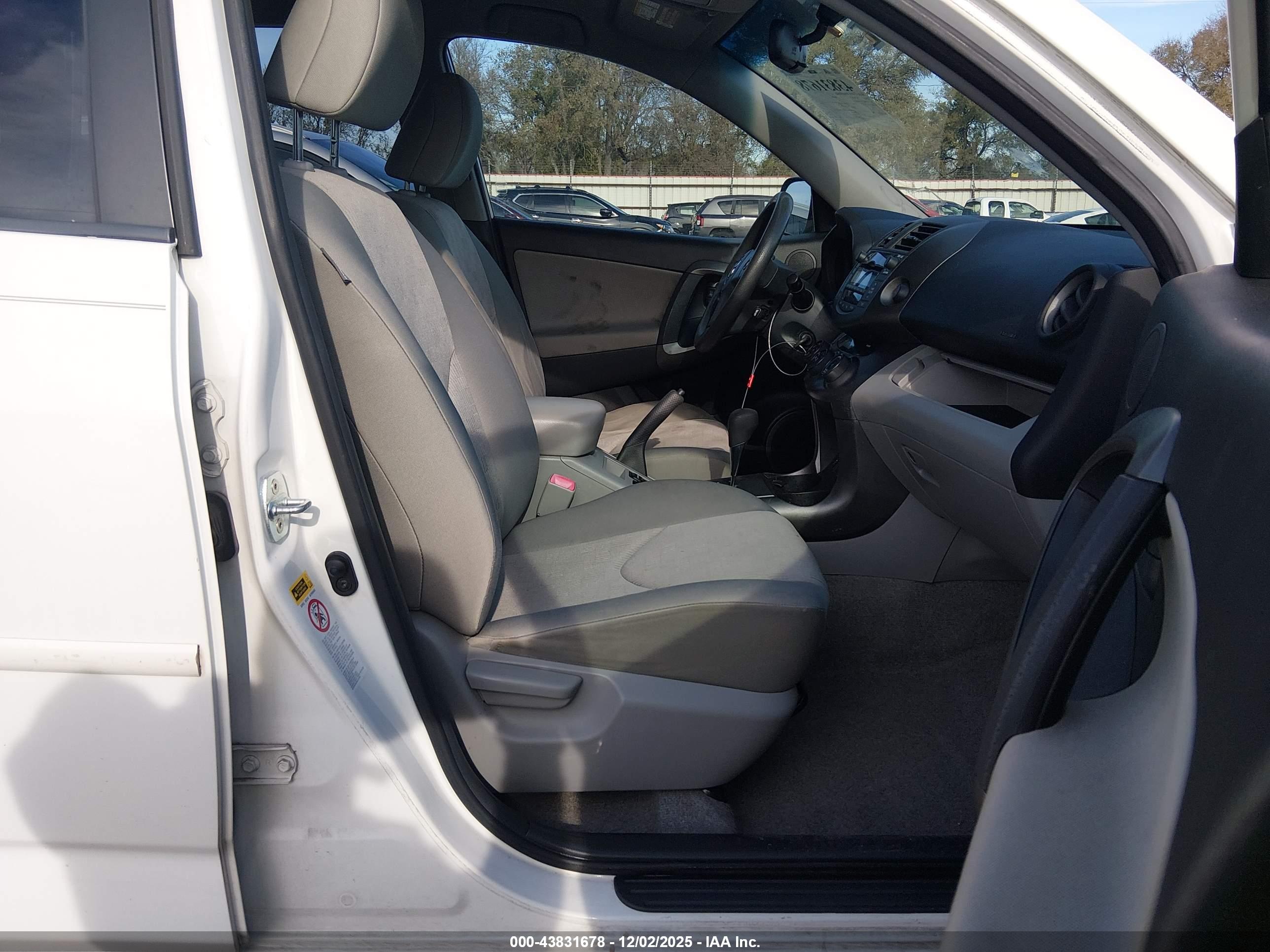 TOYOTA RAV4 image 5