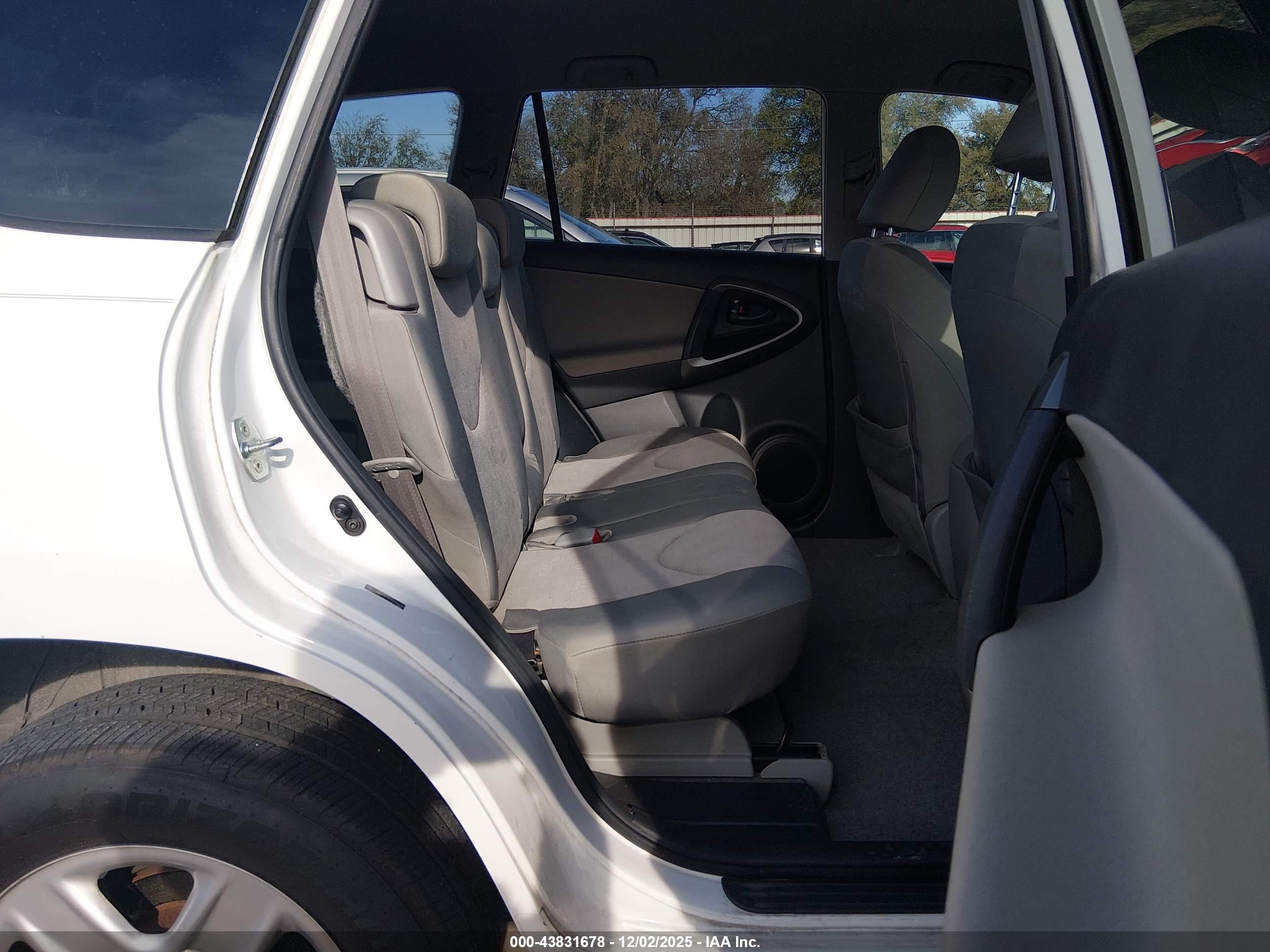 TOYOTA RAV4 image 8