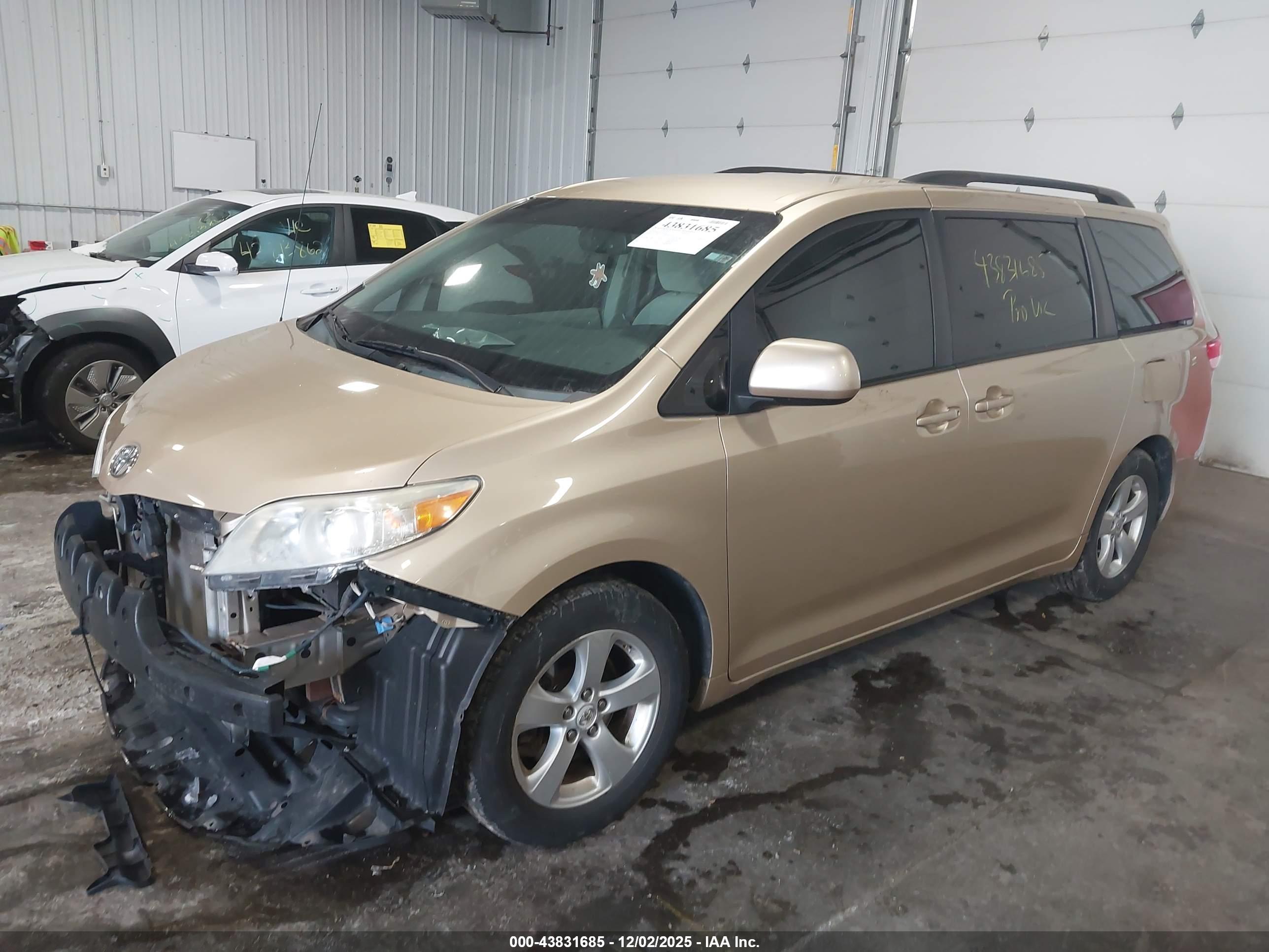 TOYOTA SIENNA image 2