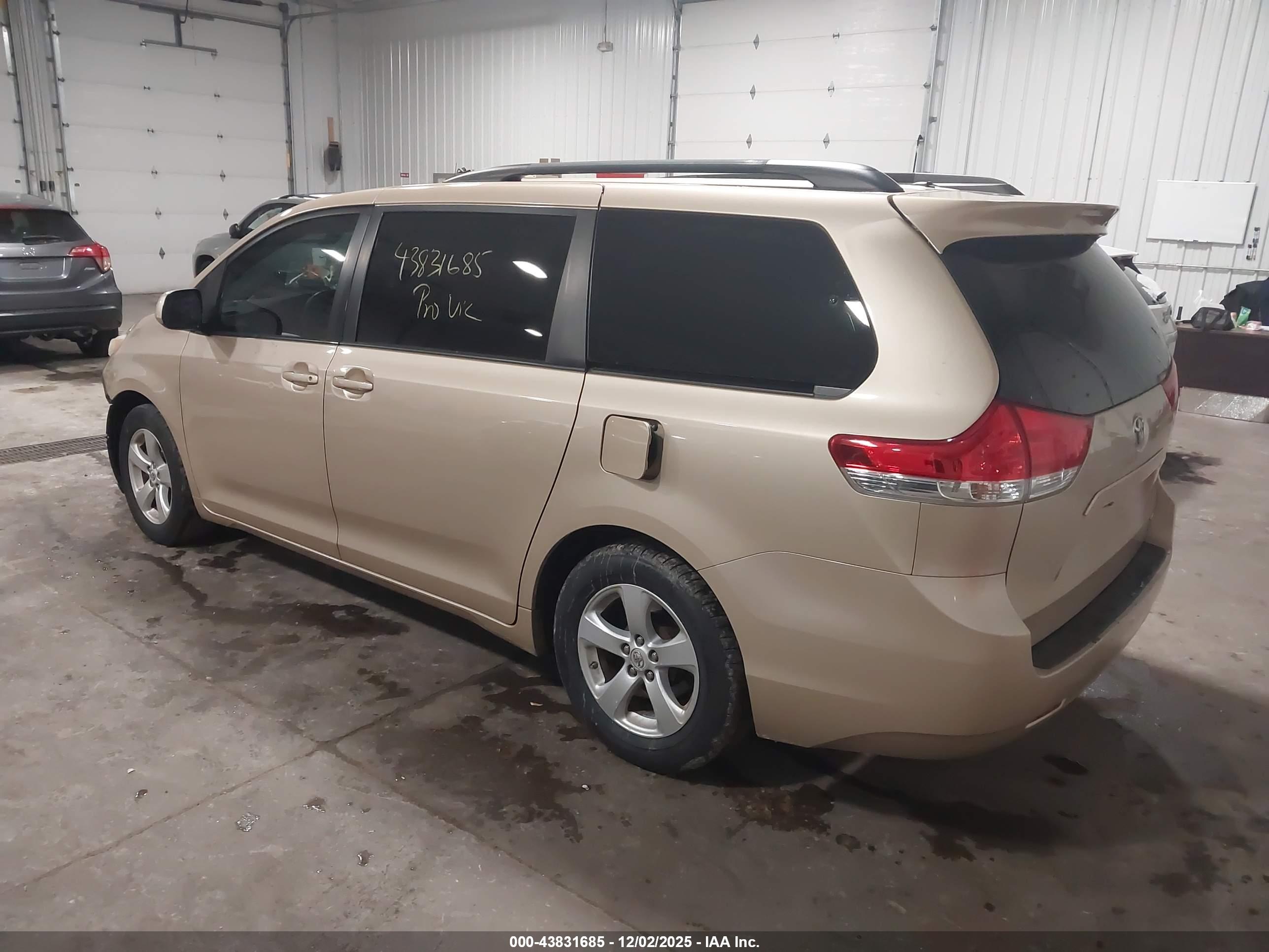 TOYOTA SIENNA image 3