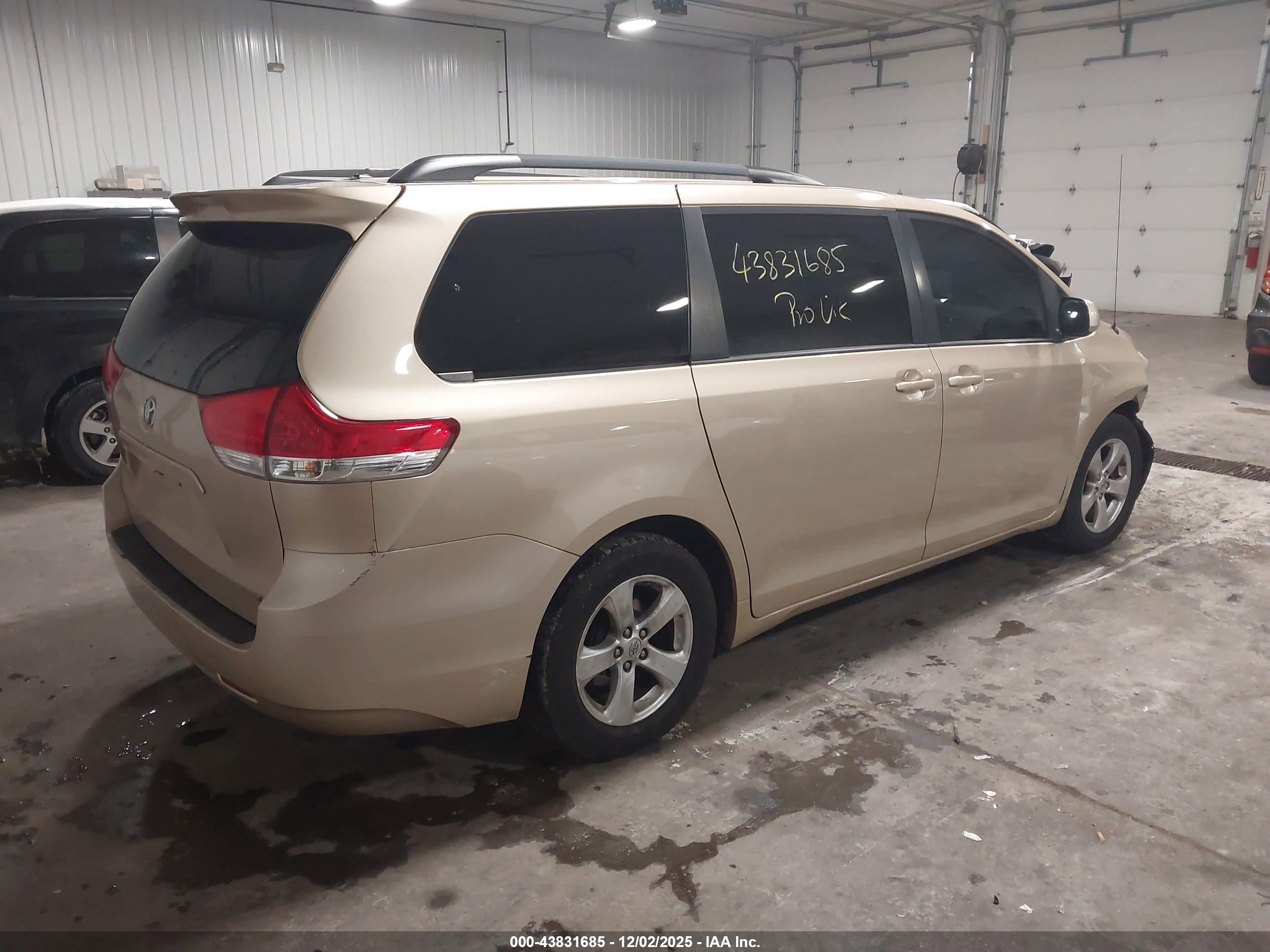 TOYOTA SIENNA image 4
