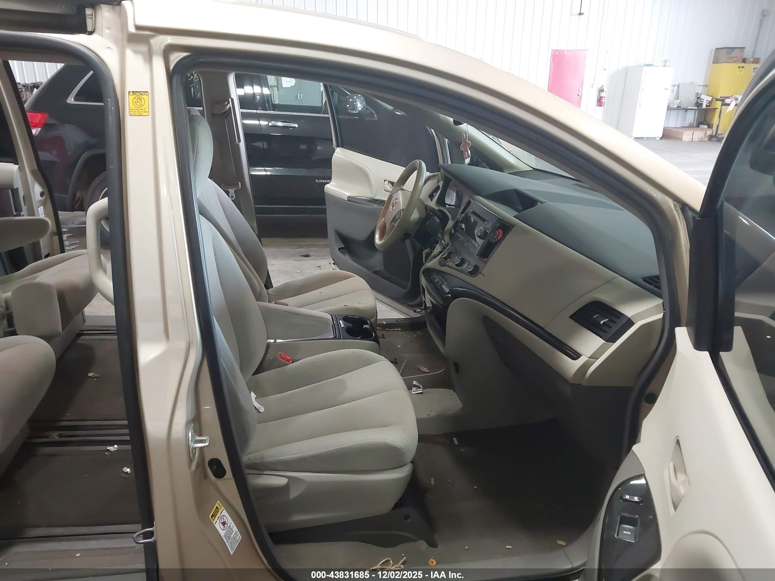 TOYOTA SIENNA image 5