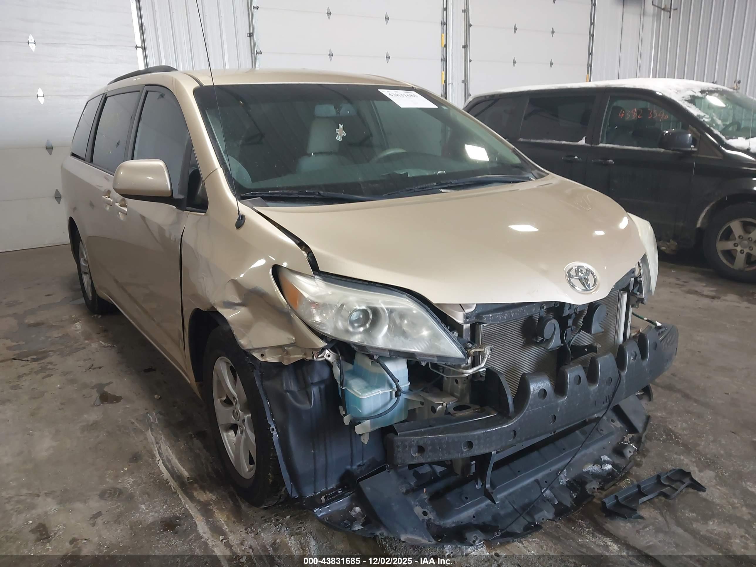TOYOTA SIENNA image 6