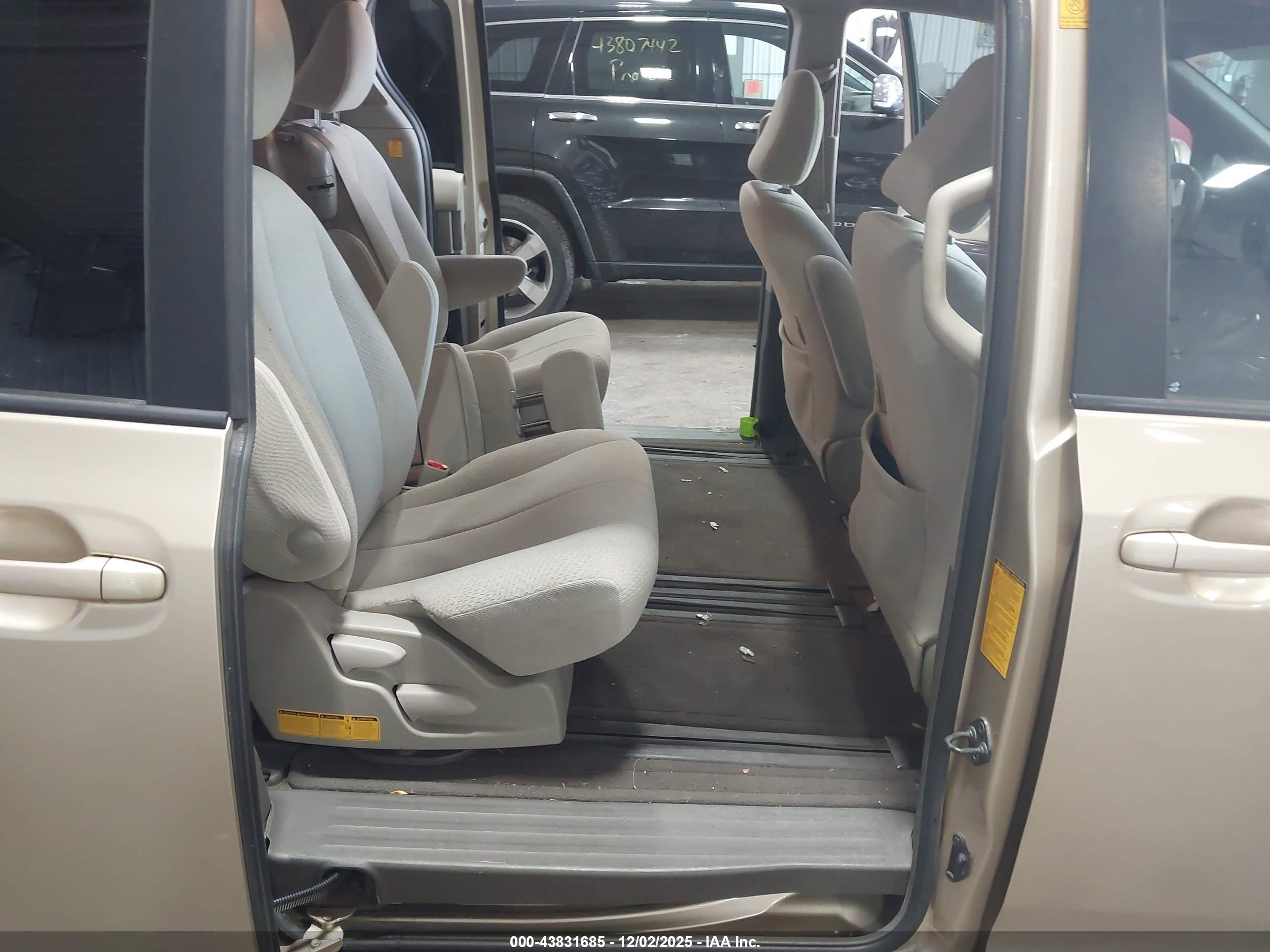 TOYOTA SIENNA image 8
