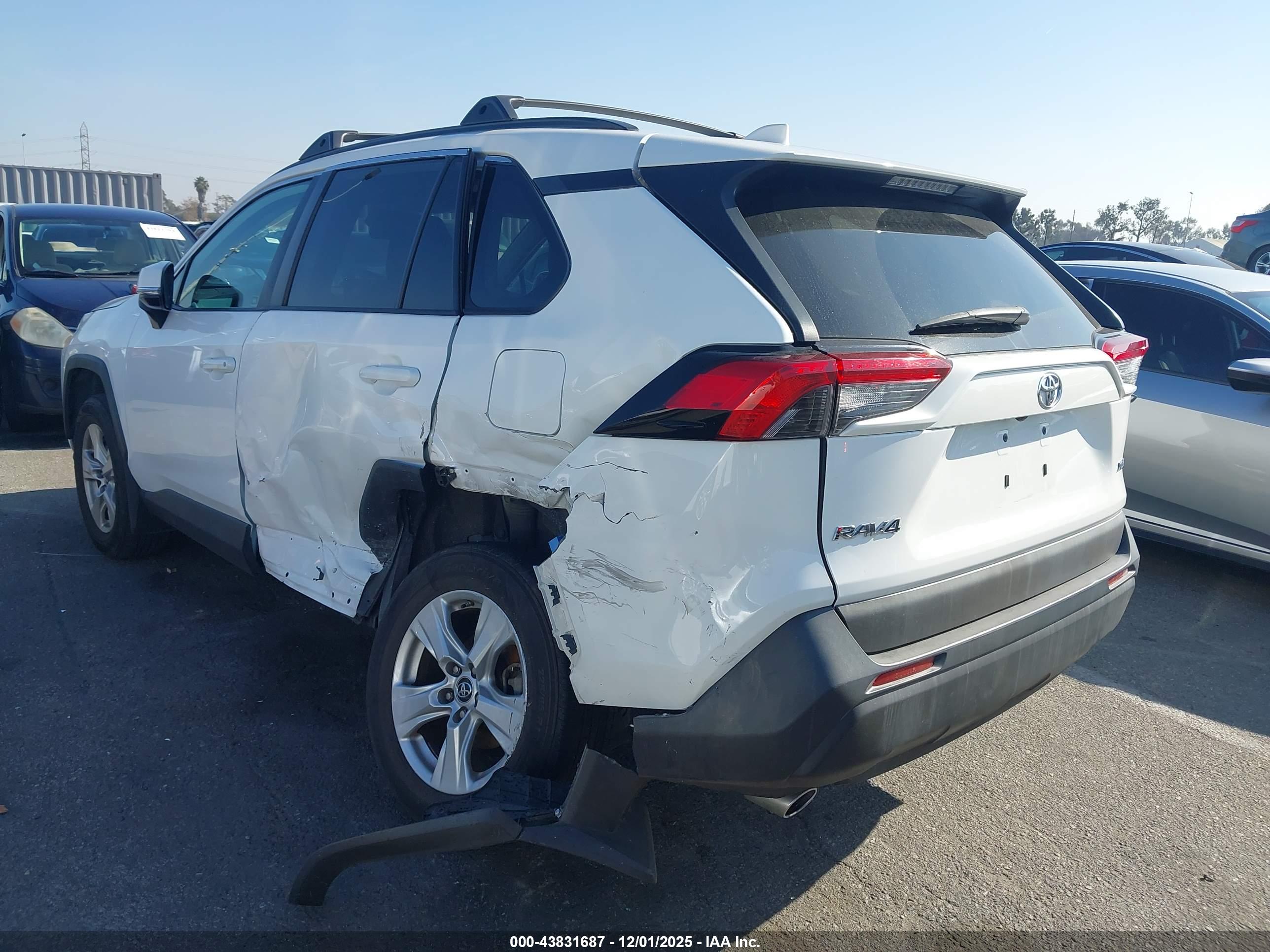 TOYOTA RAV4 image 3