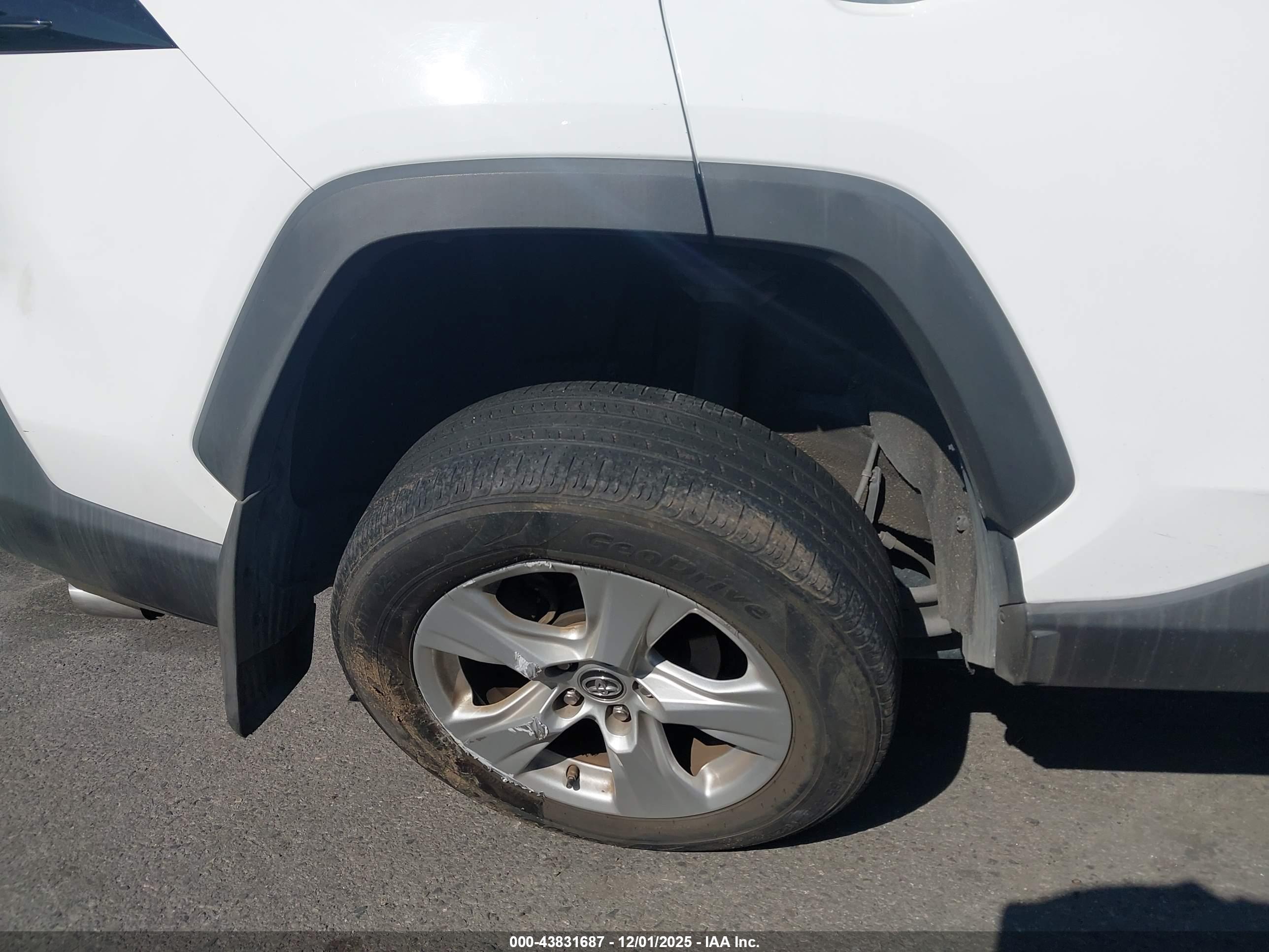 TOYOTA RAV4 image 6