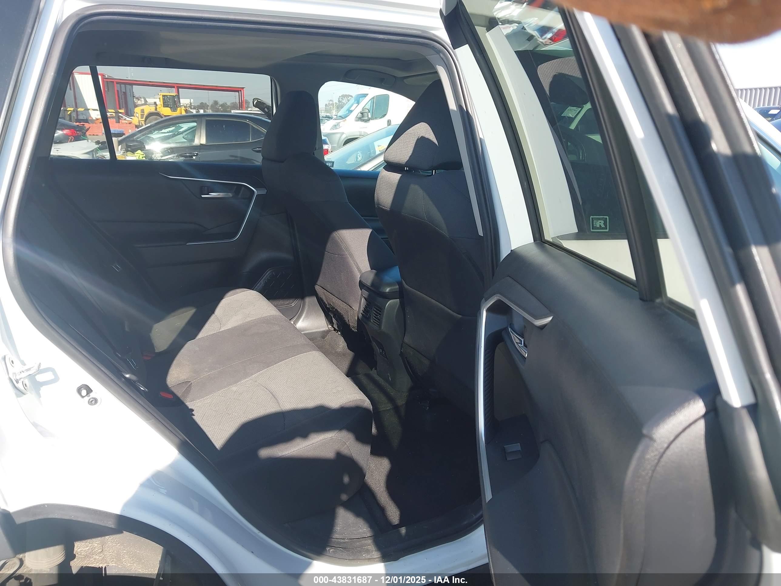 TOYOTA RAV4 image 8