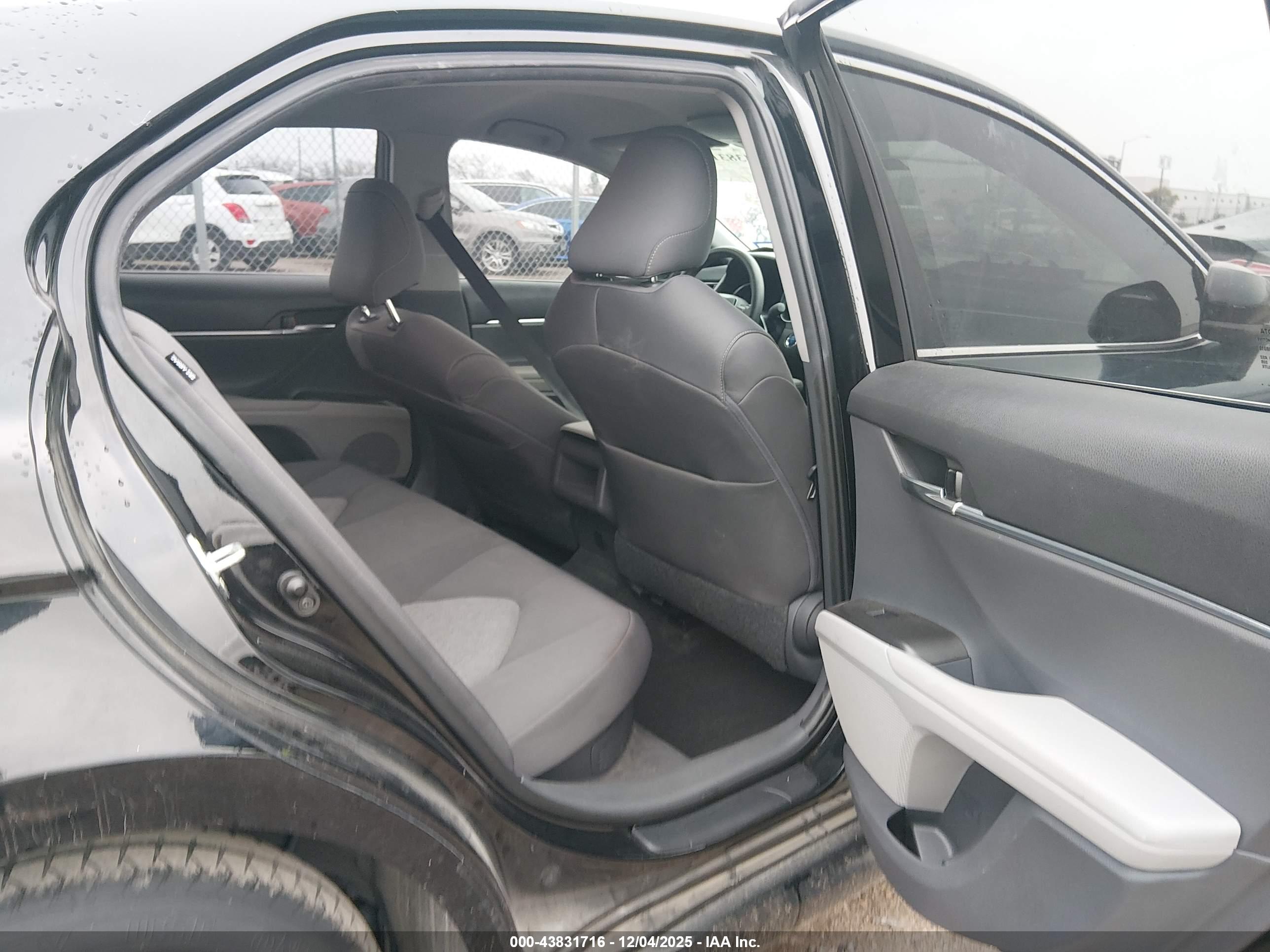 TOYOTA CAMRY image 8