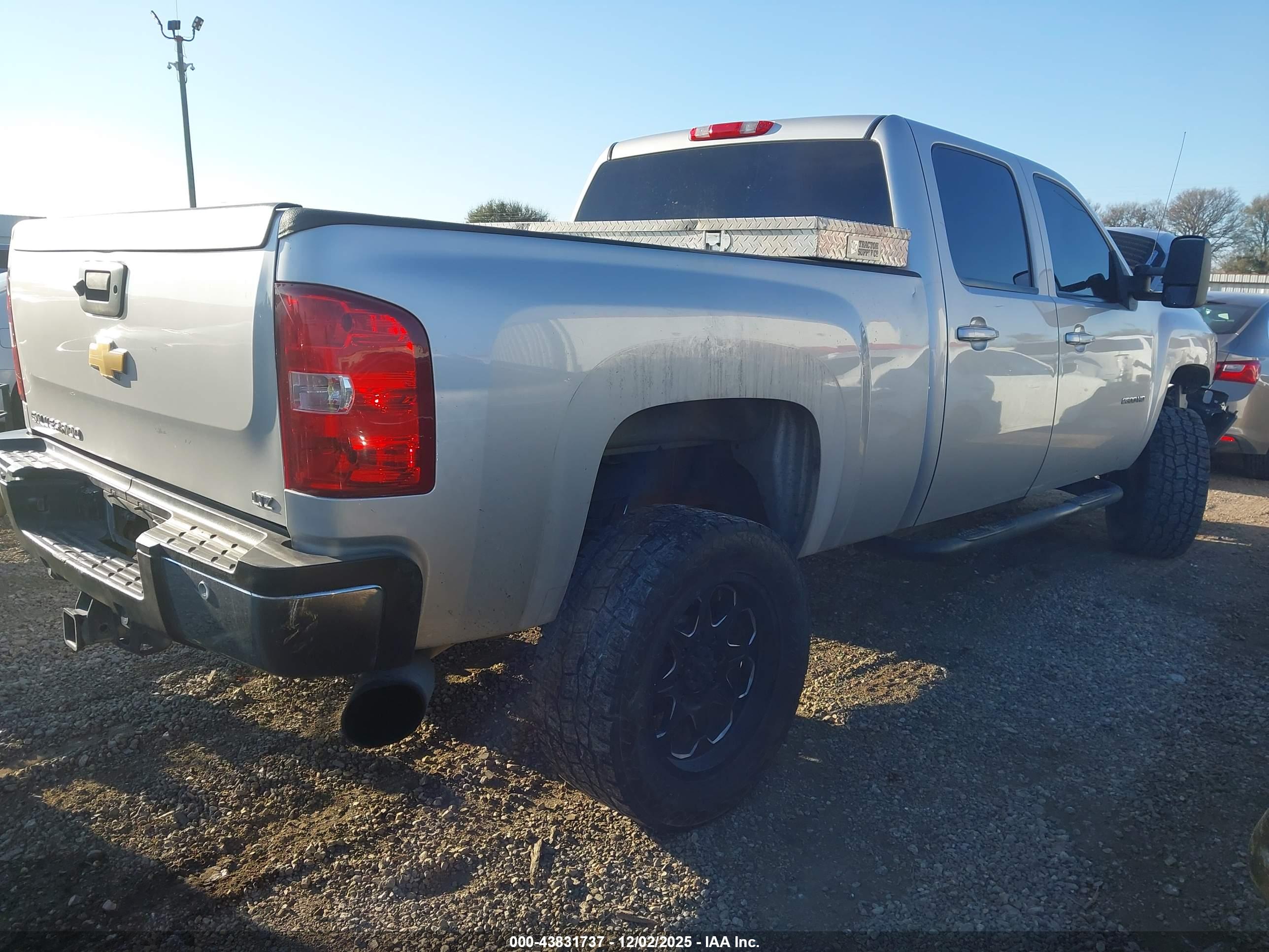 CHEVROLET SILVERADO image 4