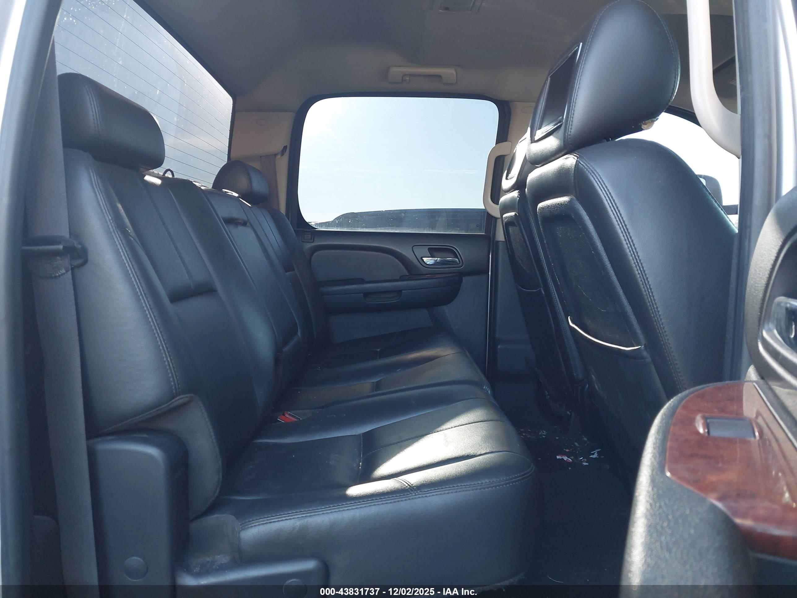 CHEVROLET SILVERADO image 8
