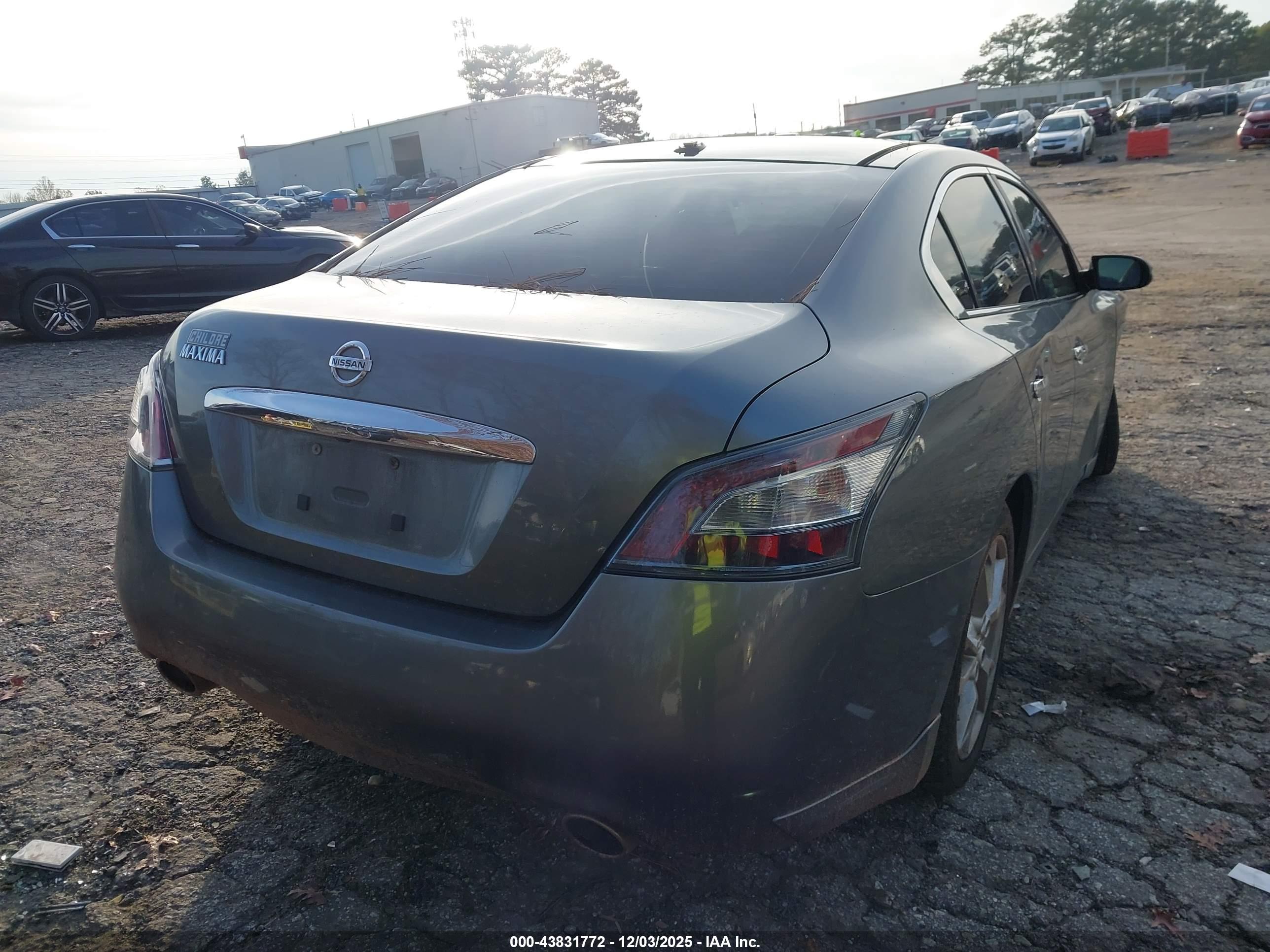 NISSAN MAXIMA image 4