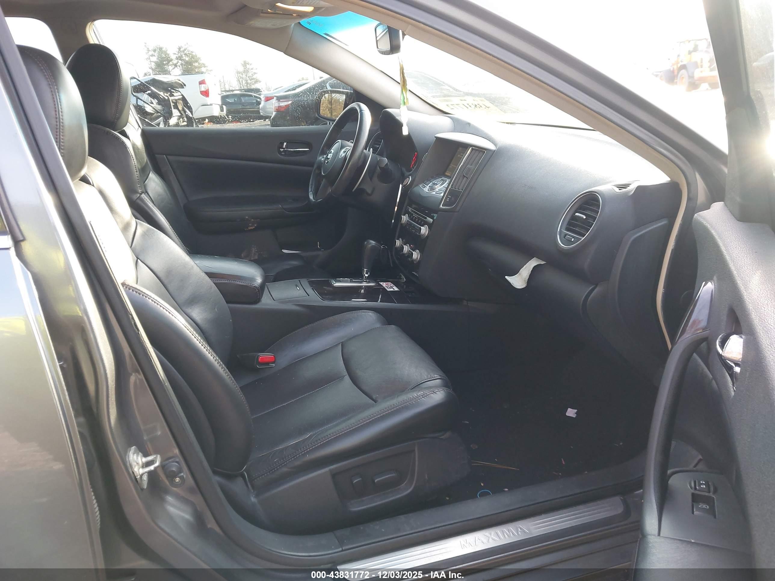 NISSAN MAXIMA image 5
