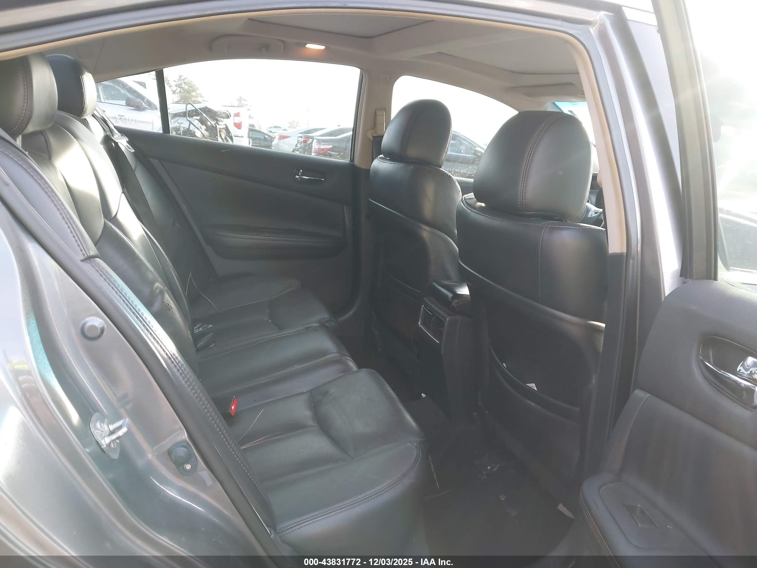 NISSAN MAXIMA image 8