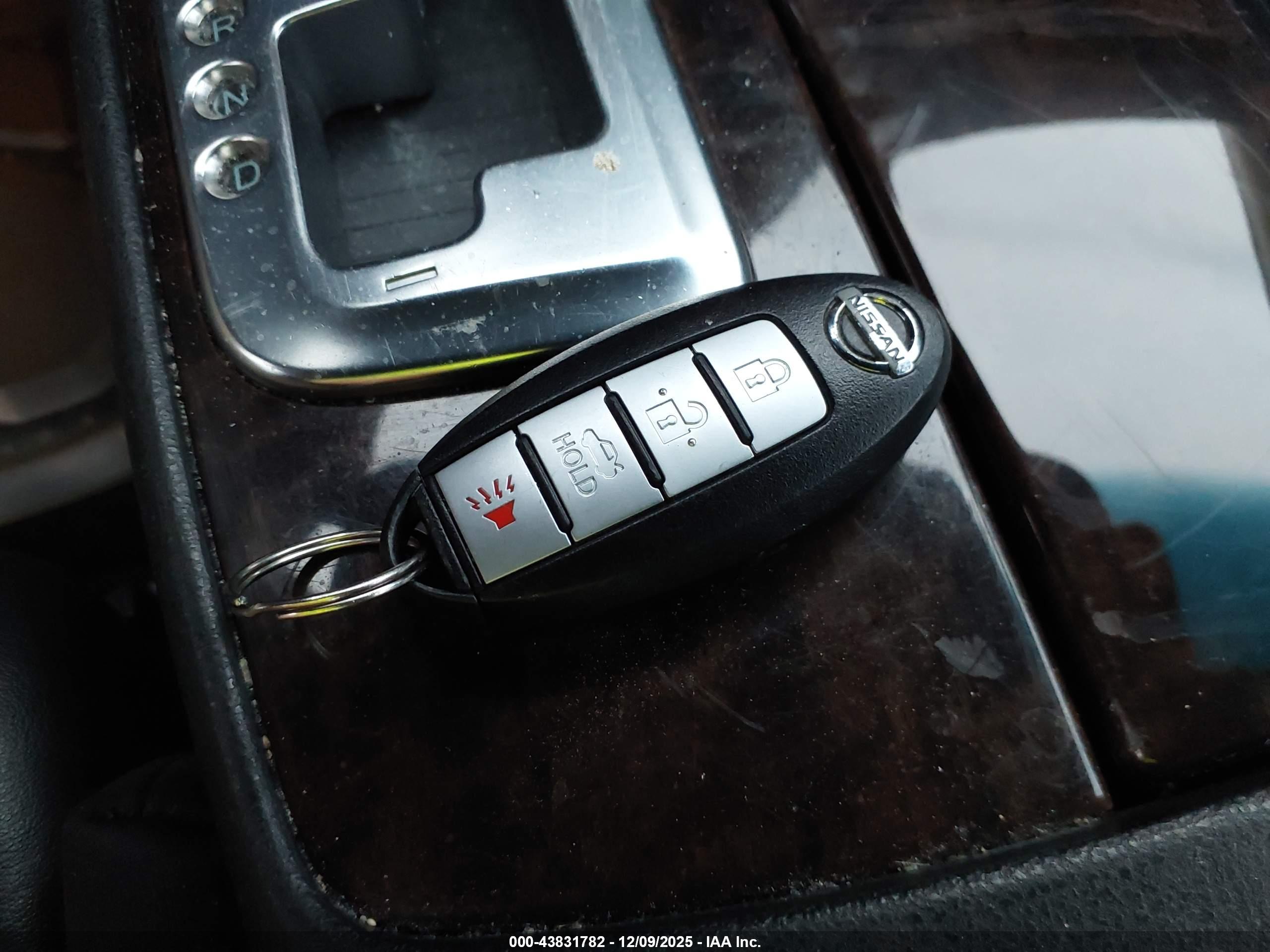 NISSAN MAXIMA image 11