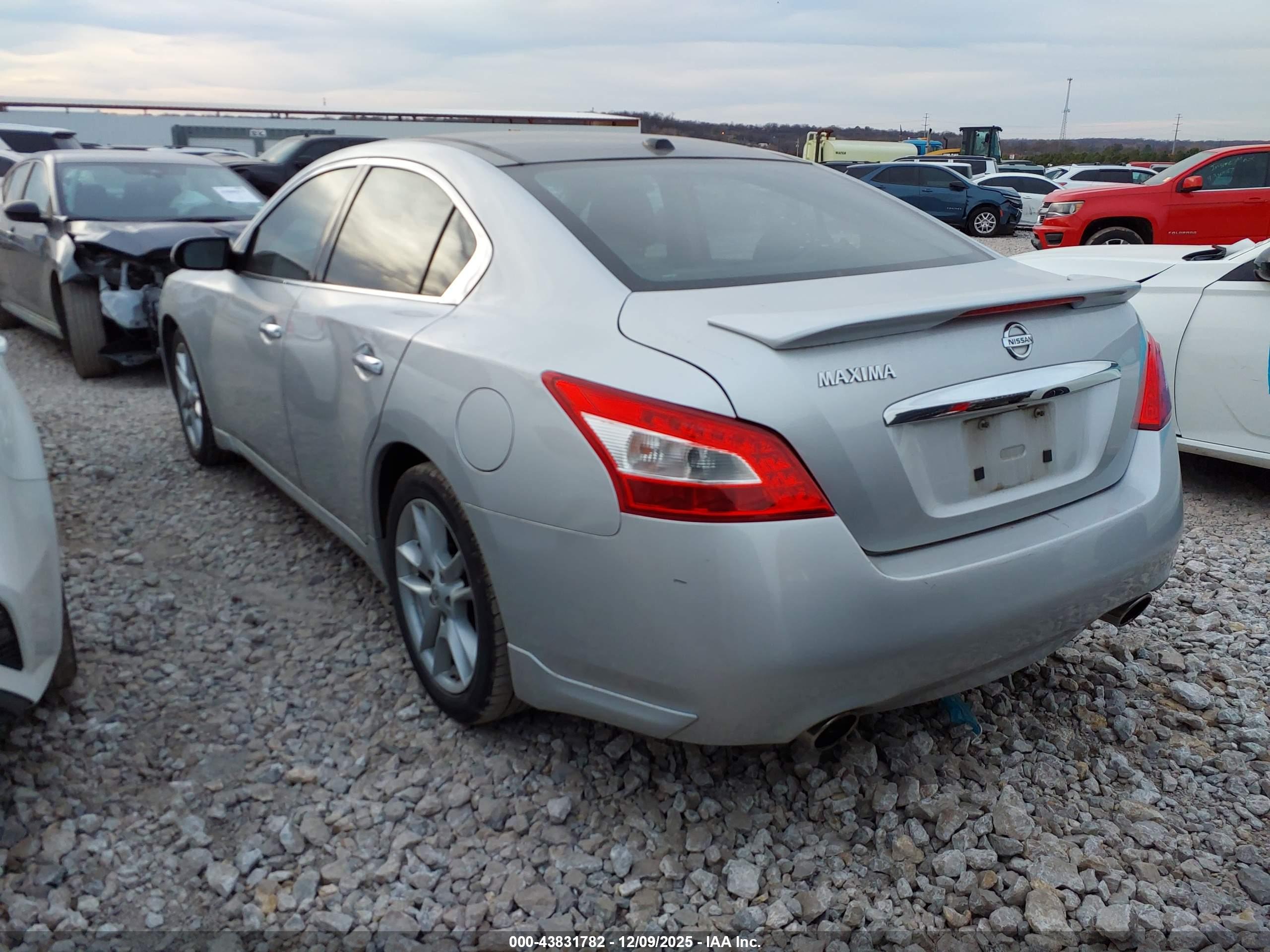 NISSAN MAXIMA image 3