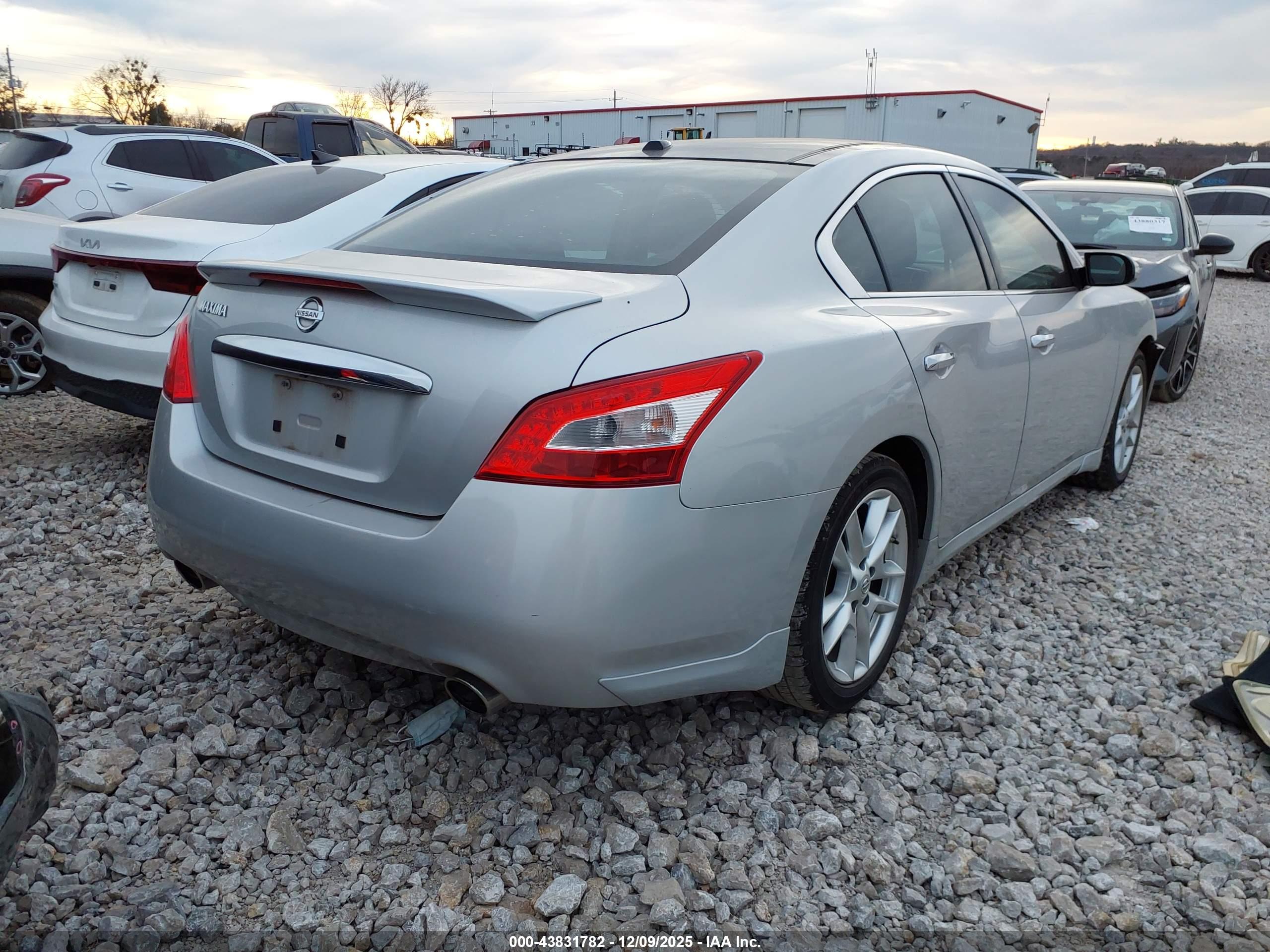 NISSAN MAXIMA image 4