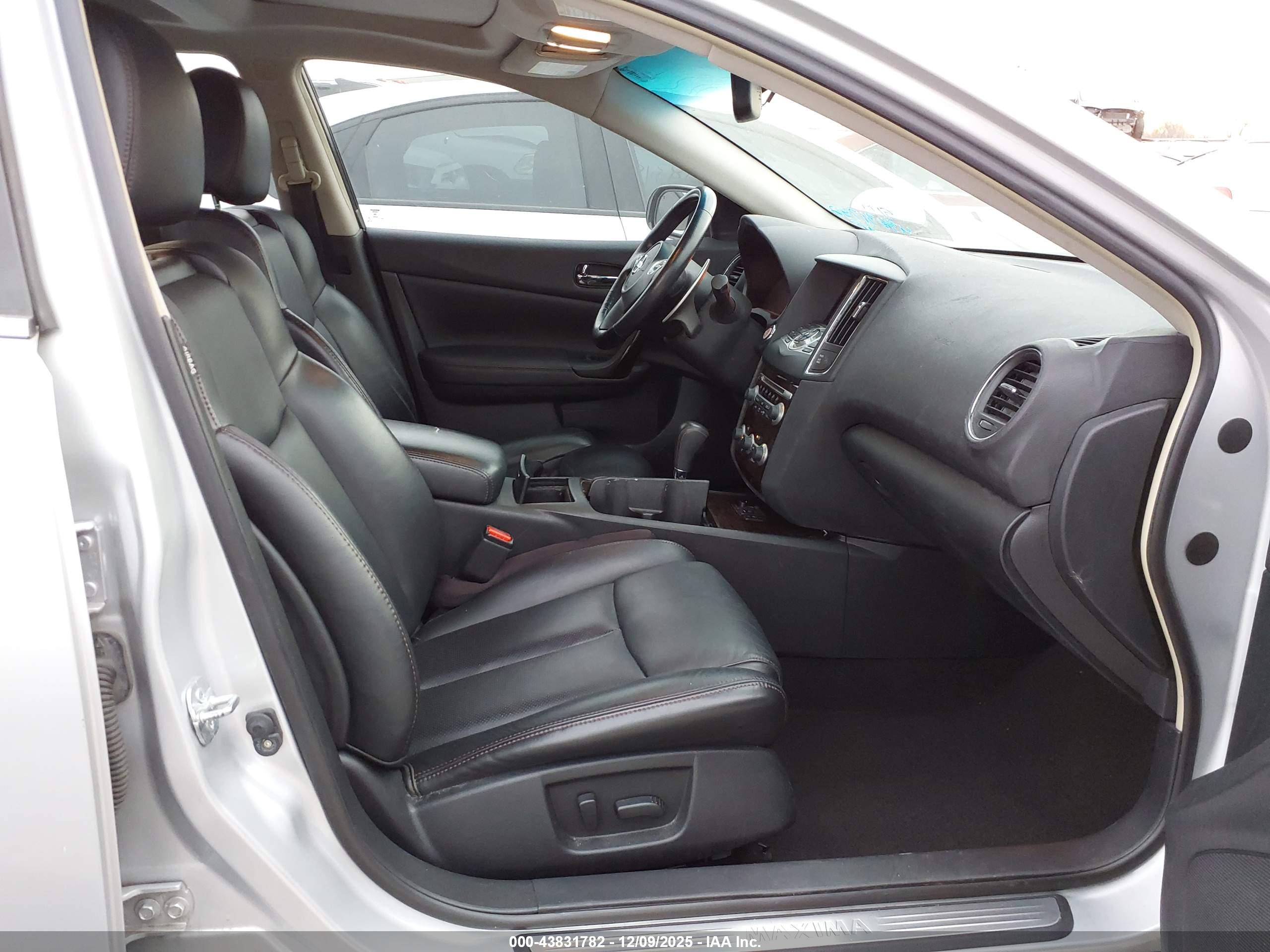 NISSAN MAXIMA image 5