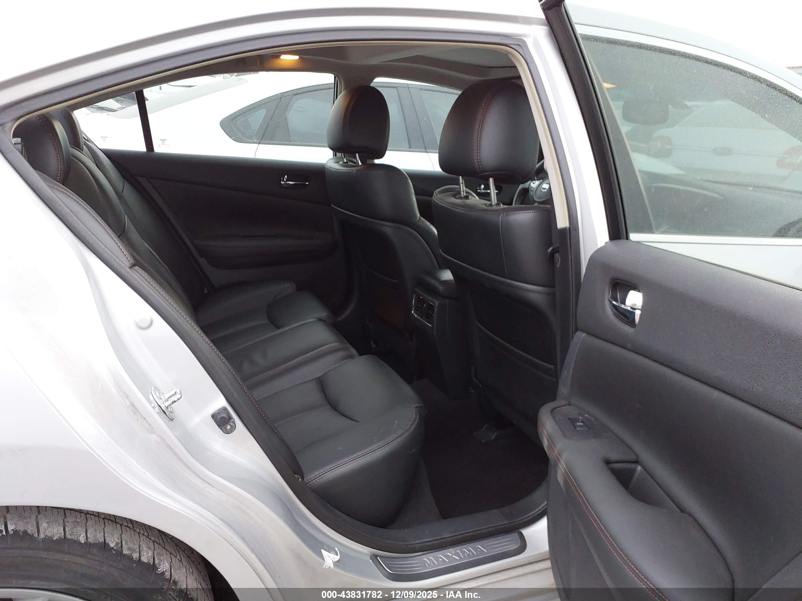 NISSAN MAXIMA image 8