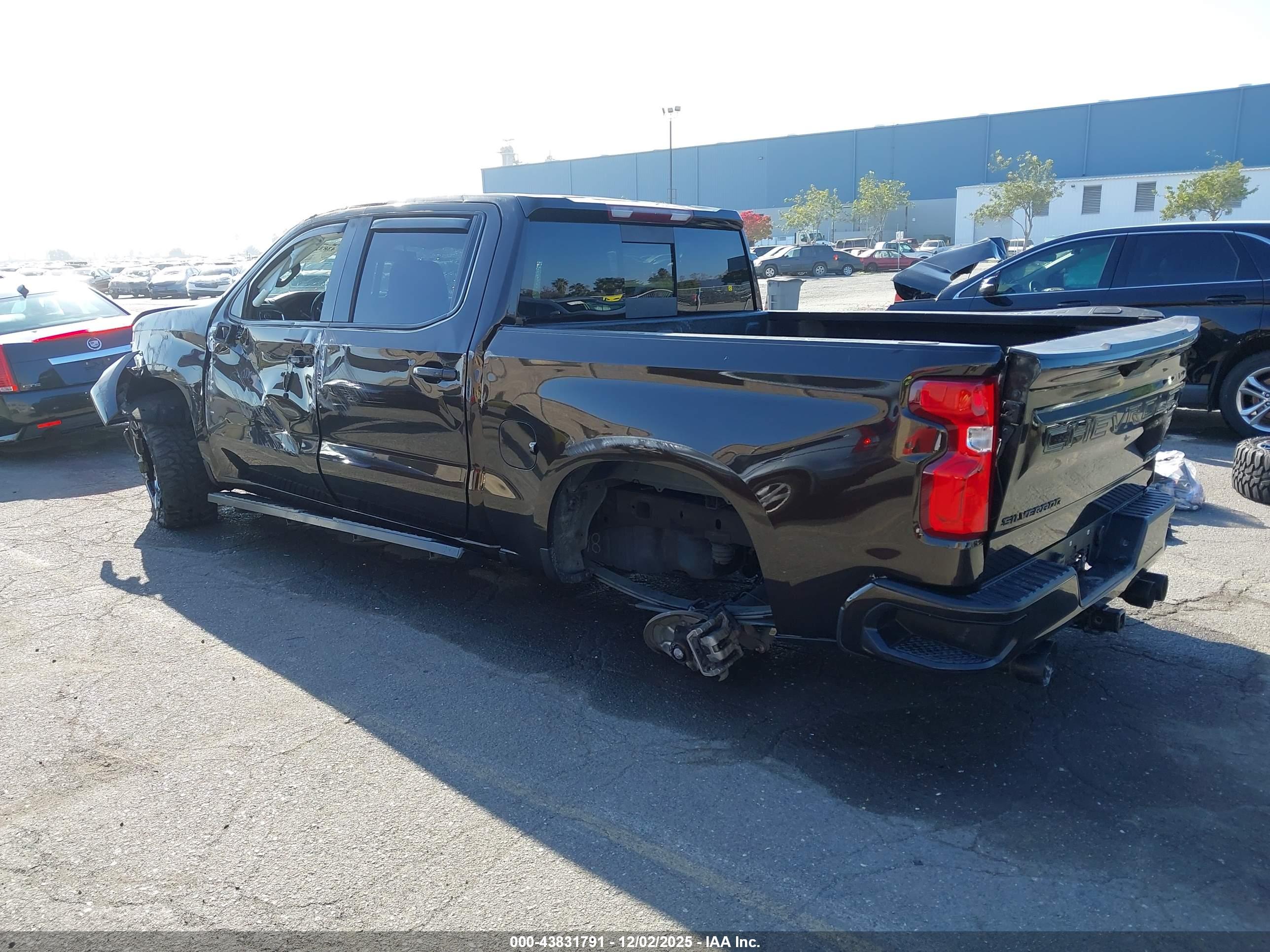 CHEVROLET SILVERADO image 3